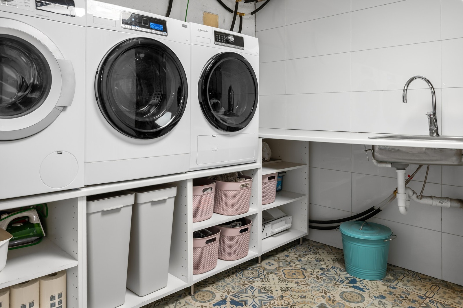 Vaskerommet er utstyrt med naturlig avtrekk, opplegg for vaskemaskin og skyllekum. Galleribilde