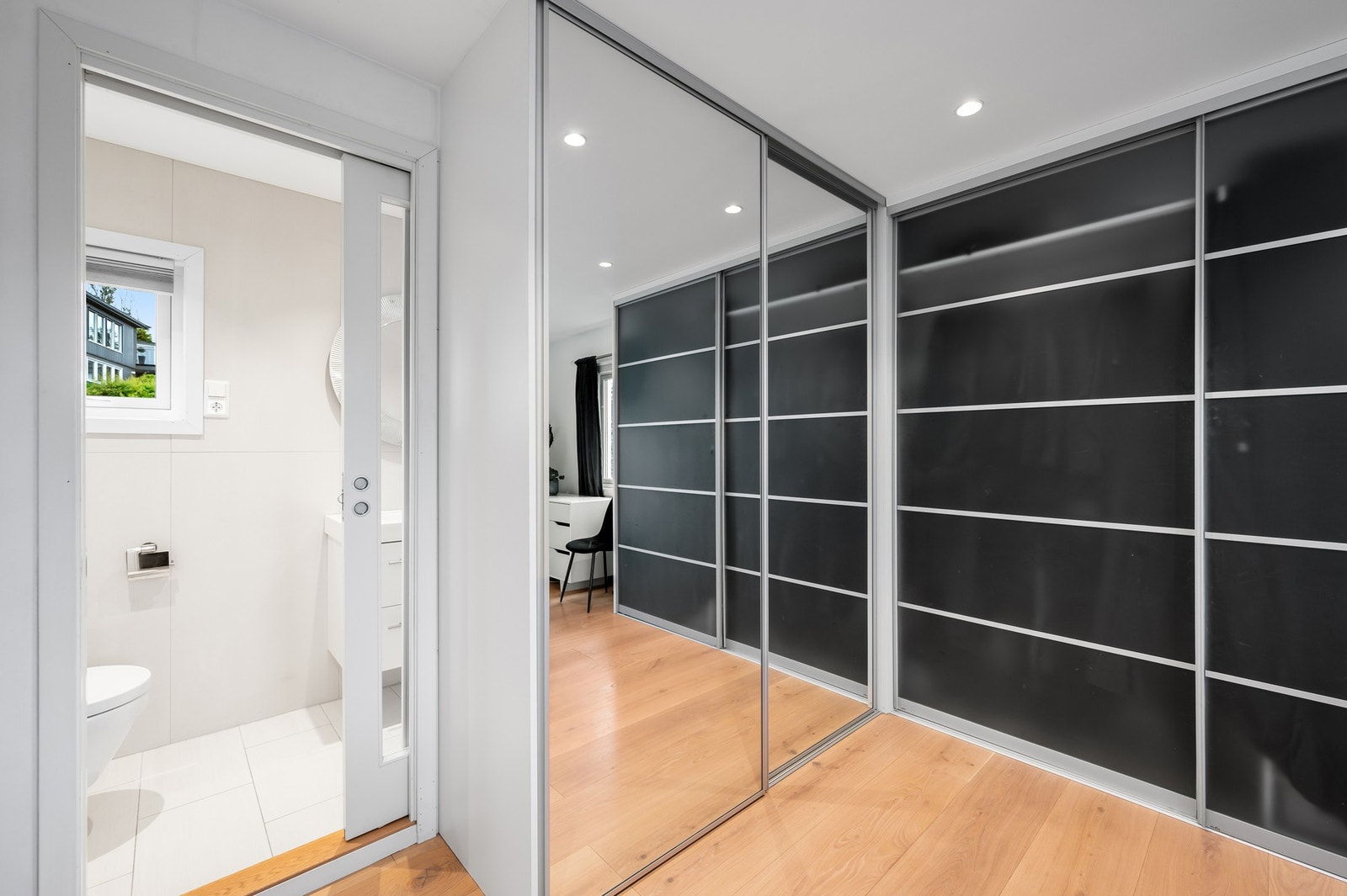 Her er det rikelig med oppbevaringsplass i skyvedørsgarderobene. Galleribilde