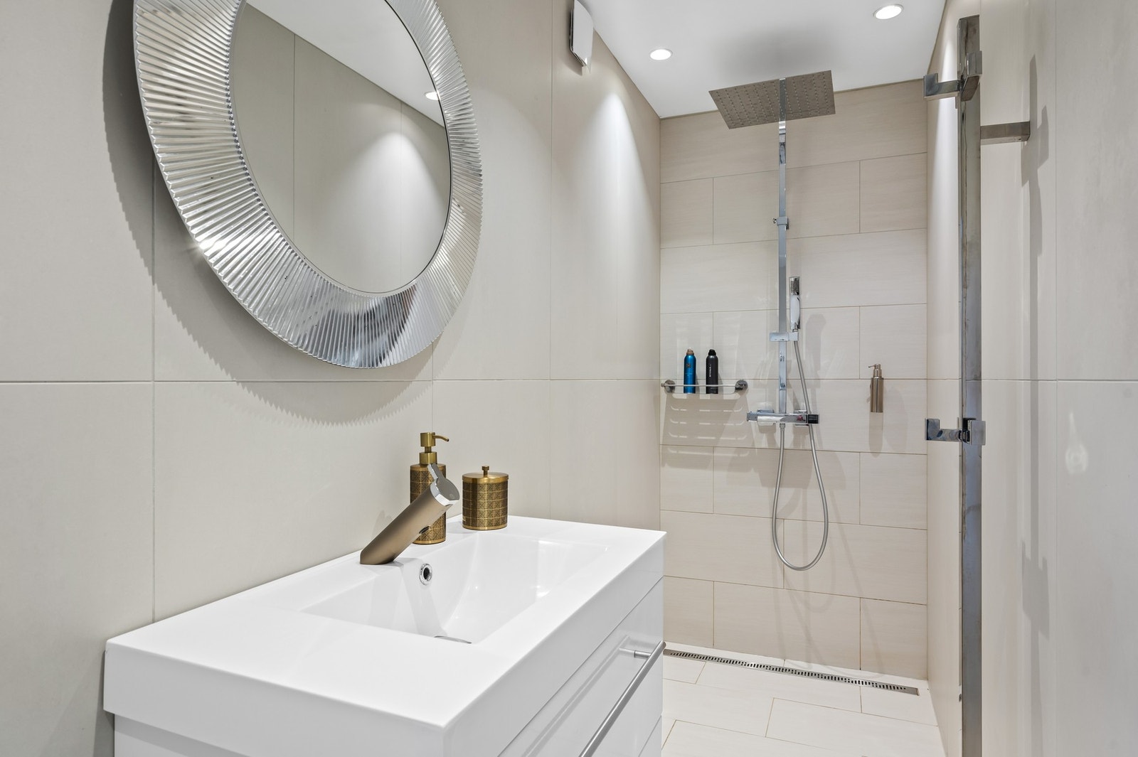 Badet er utstyrt med dusjnisje, mekanisk avtrekk, servant, servantskap og veggmontert wc. Galleribilde