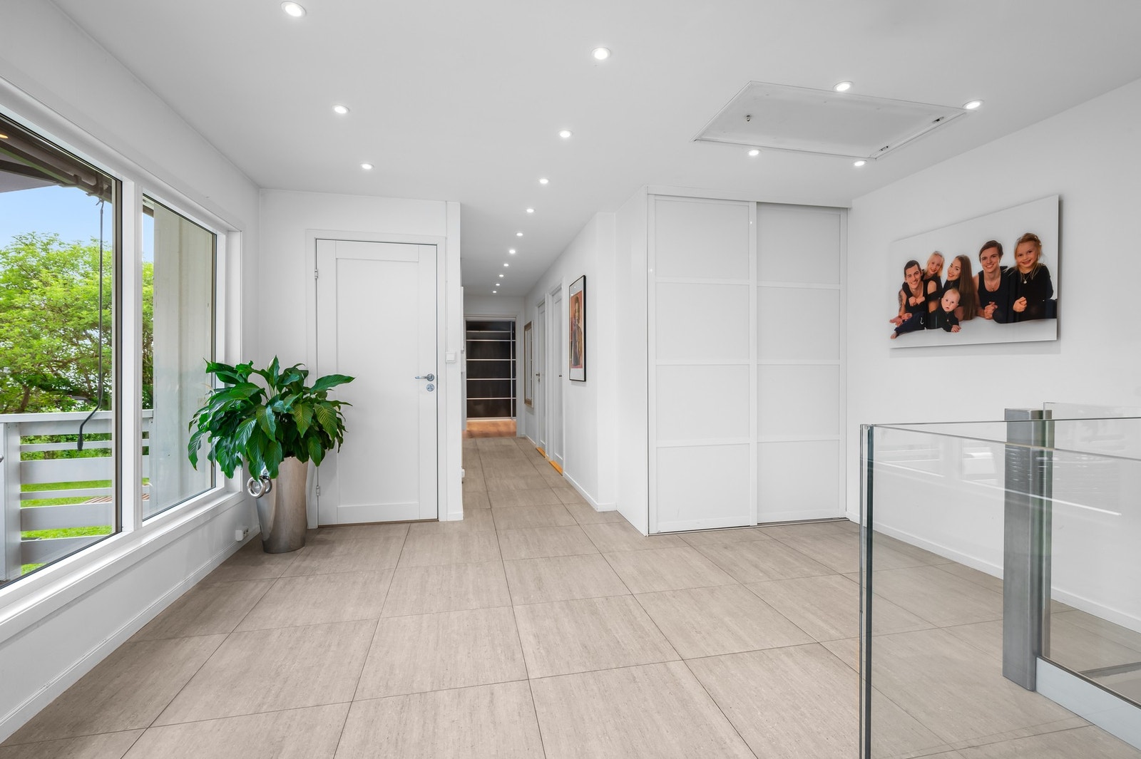 Her er det oppbevaringsplass i skyvedørsgarderobe og gulv med flis og gulvvarme. Galleribilde