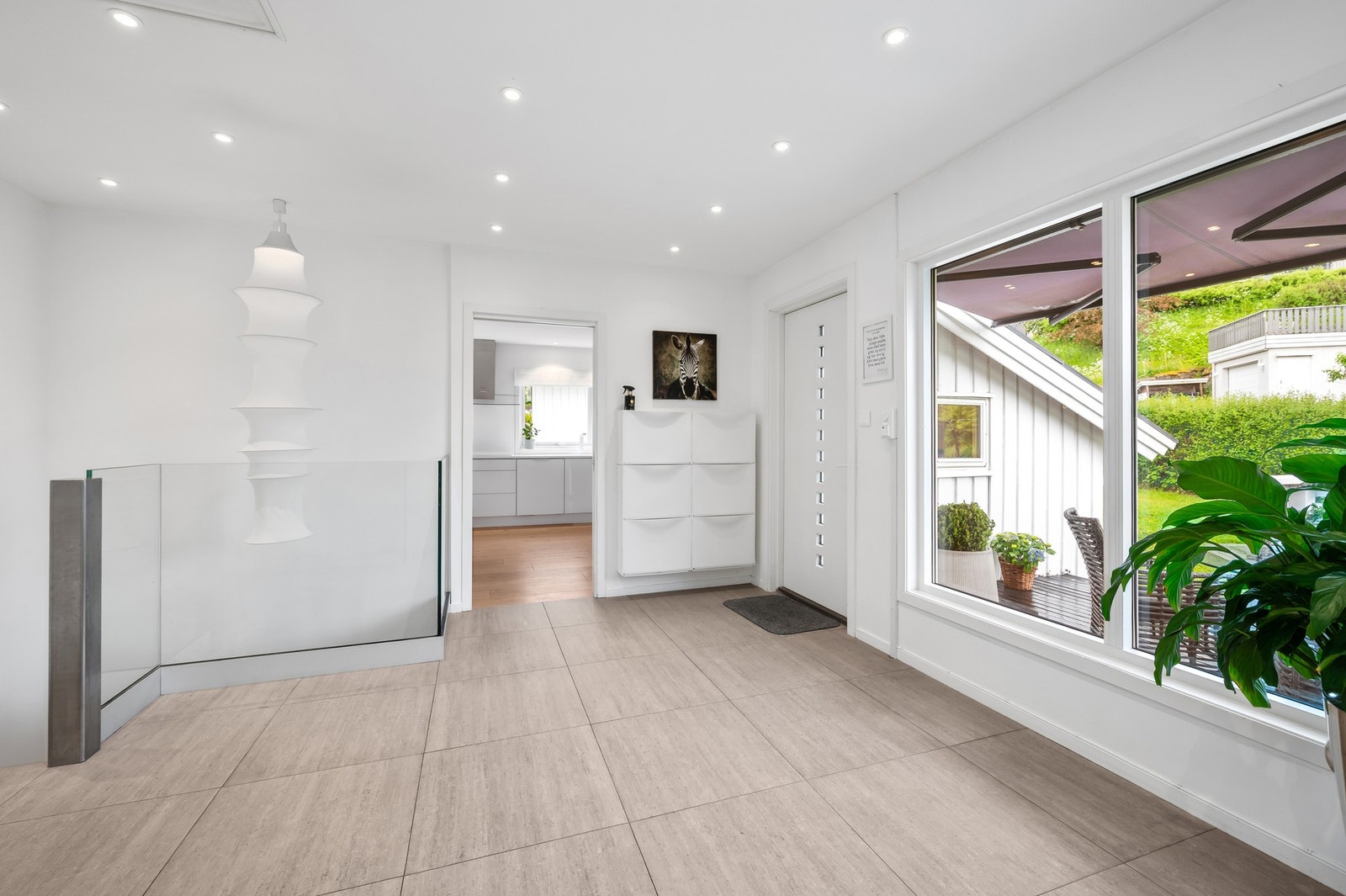 Her får man et godt førsteinntrykk med å komme inn i den åpne og lyse gangen. Galleribilde