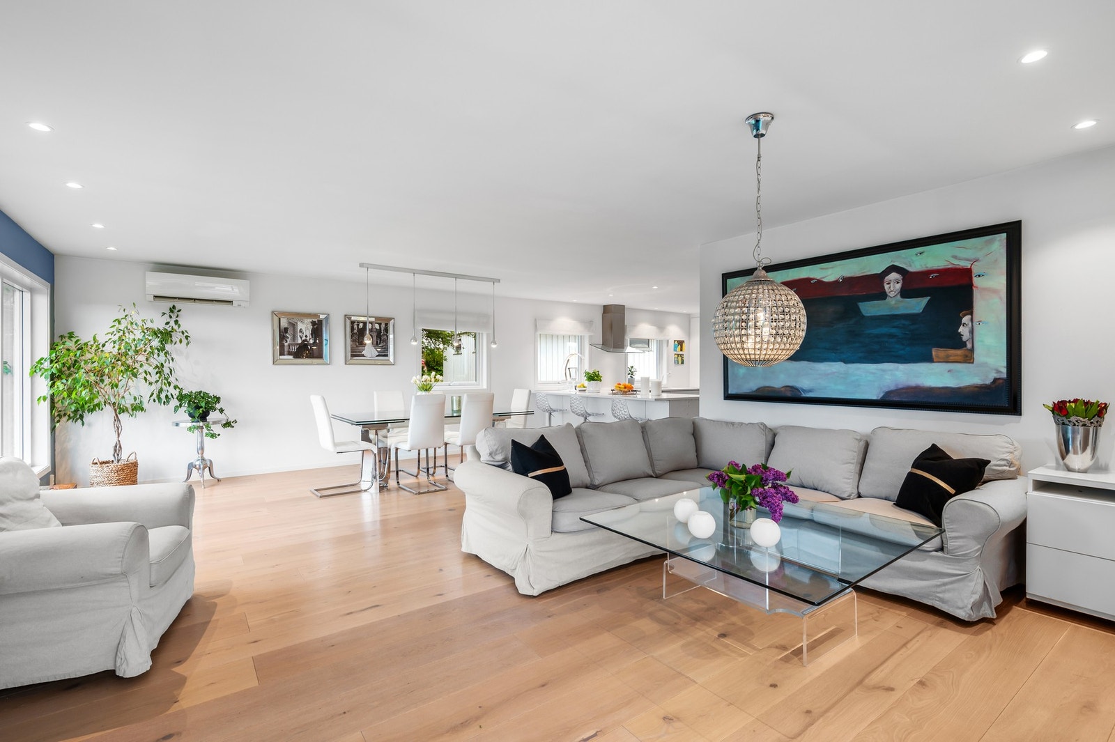 Her får du en åpen stue/kjøkken løsning på 57 kvm. Galleribilde