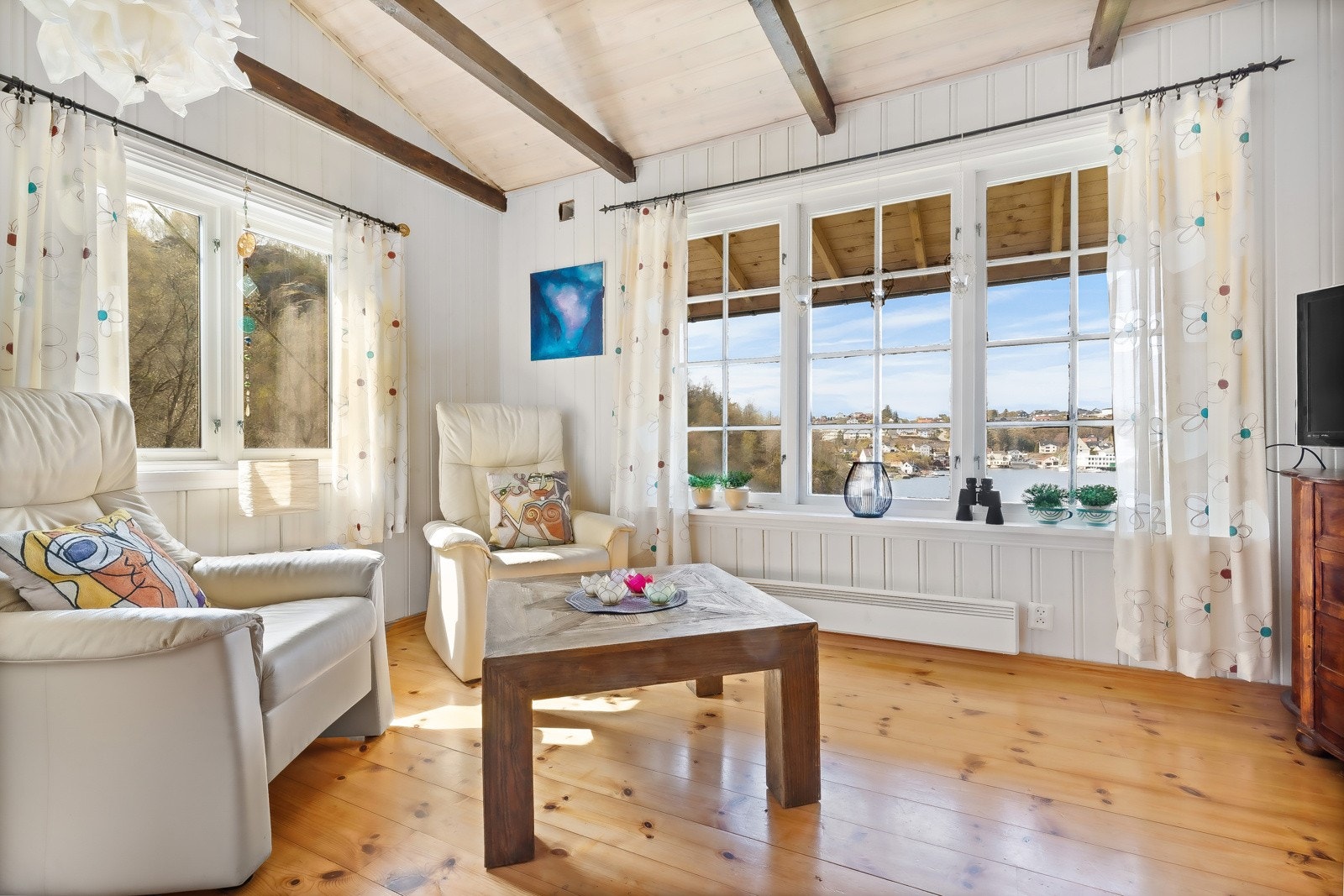 - Et rom du gjerne blir sittende i - med fjorden som levende bakgrunn - Galleribilde