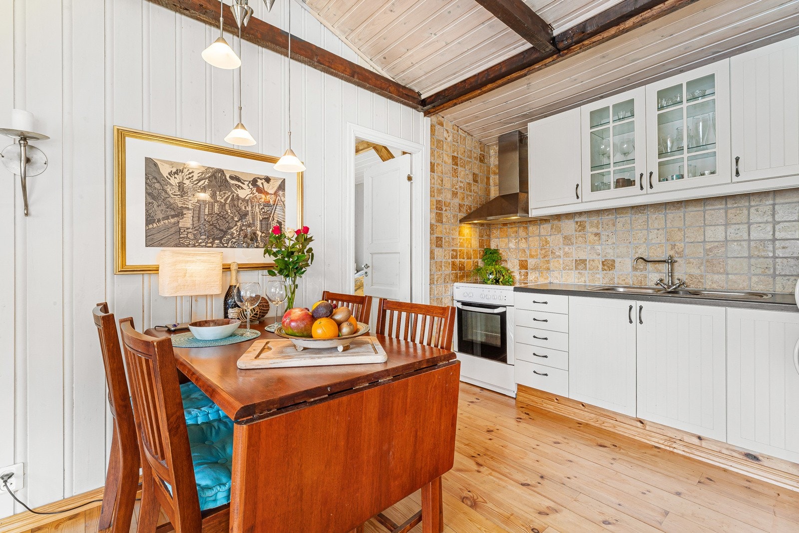 - Lyst og funksjonelt IKEA-kjøkken med god skapplass og praktisk utforming - Galleribilde