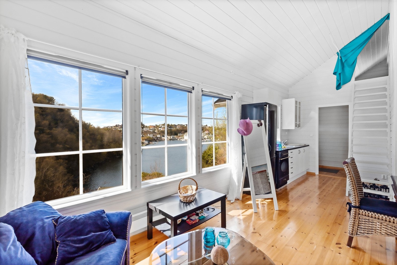 - Store vindusflater slipper naturen inn og gir rommet et åpent og harmonisk uttrykk - Galleribilde