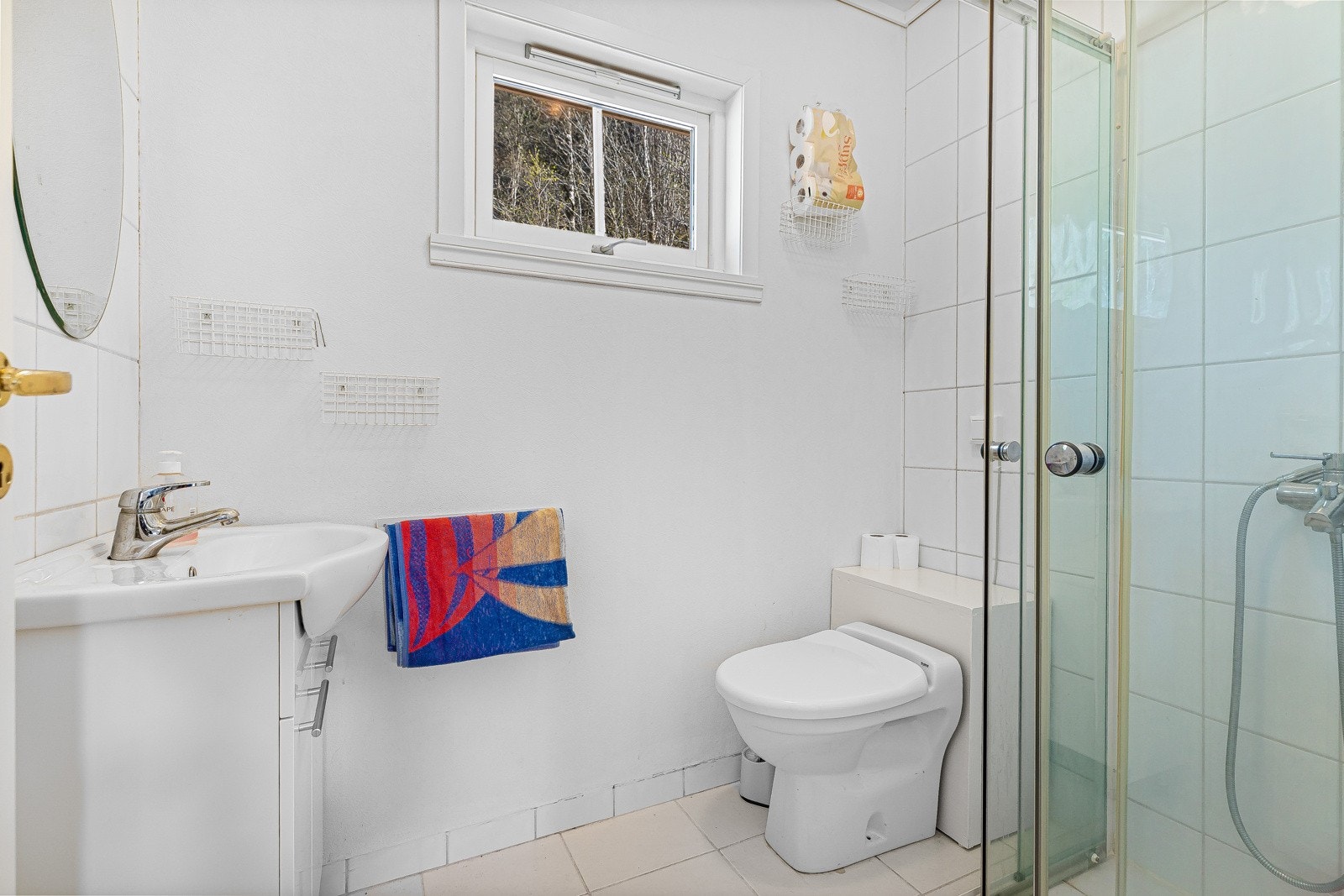 - Bad med dusj og toalett - Galleribilde