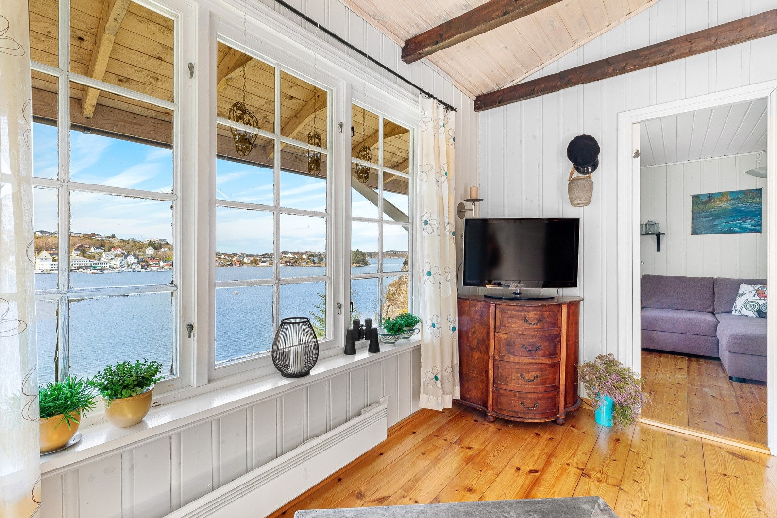 - Her ser du inn til det ene soverommet i gamlehytten - Galleribilde