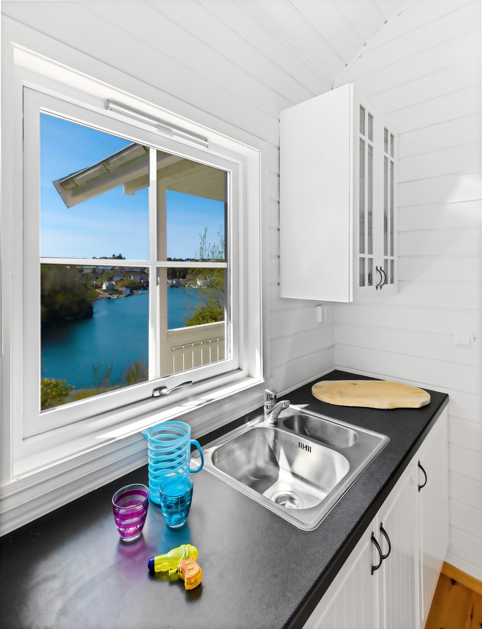 - Utsikten fra kjøkkenet gjør matlagingen til en ren fornøyelse. - Galleribilde