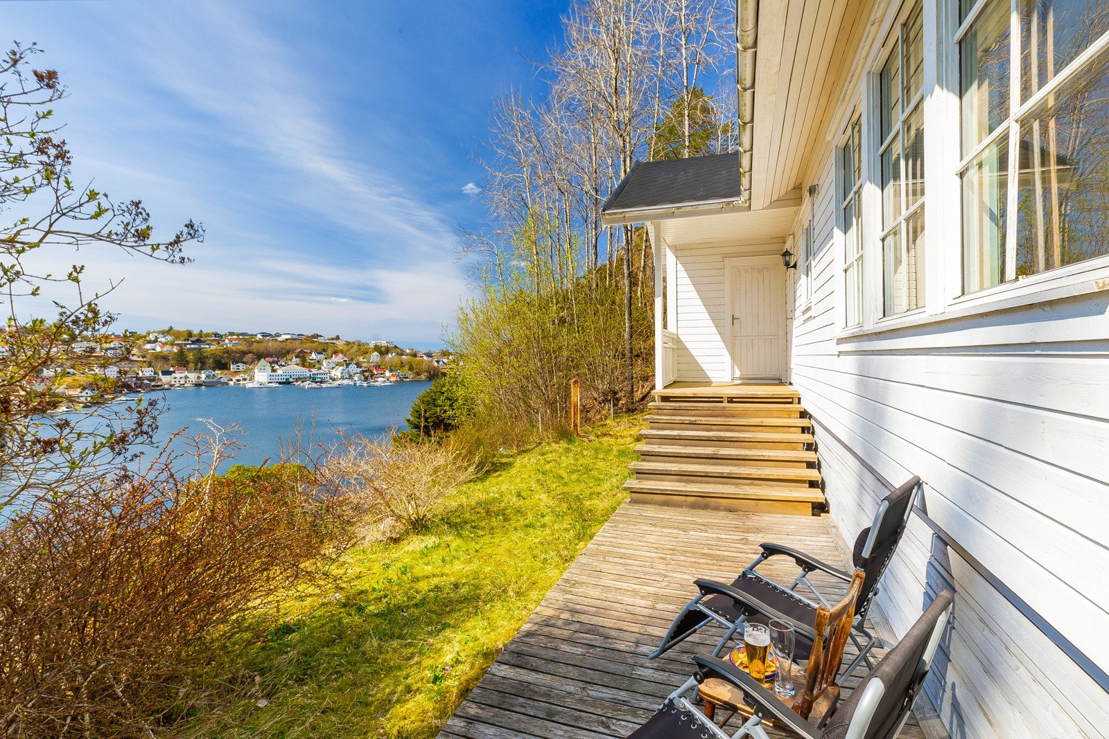 - Et herlig sted å slå seg ned - med nesten 5 mål tomt finnes det mange fine og skjermede sitteplasser å velge mellom Galleribilde