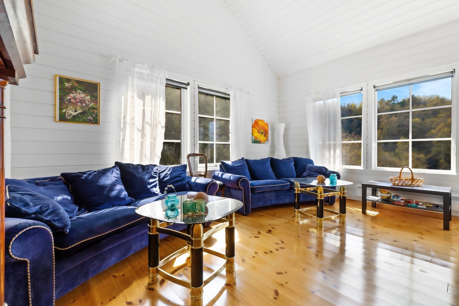 - Stue og kjøkken samlet i en lys og luftig sone med 28,8 kvm og fantastisk utsikt - Galleribilde