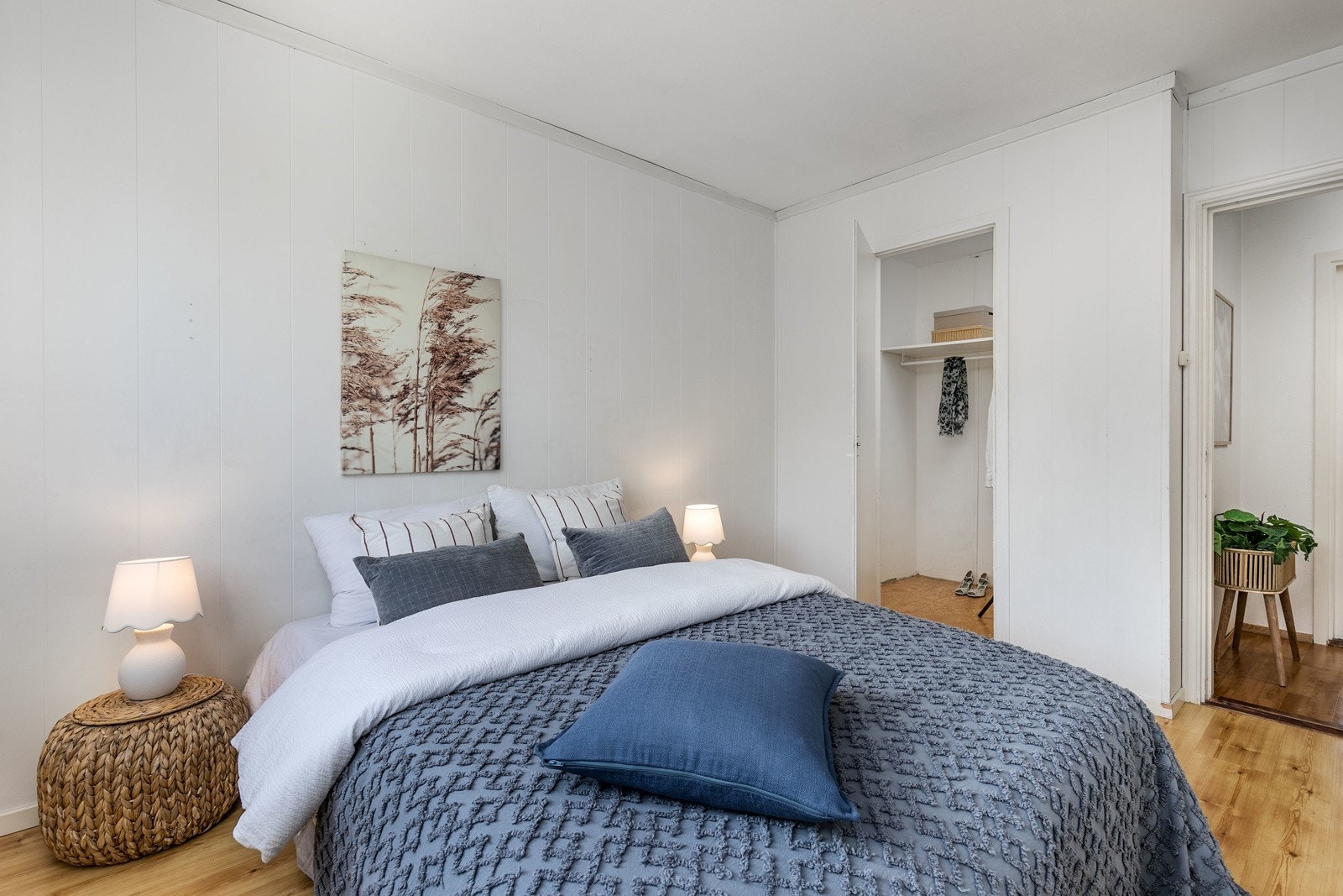 Det er et walk-in closet med inngang fra hovedsoverommet. Rommet har ellers plass til skrivebord og kommode. Galleribilde