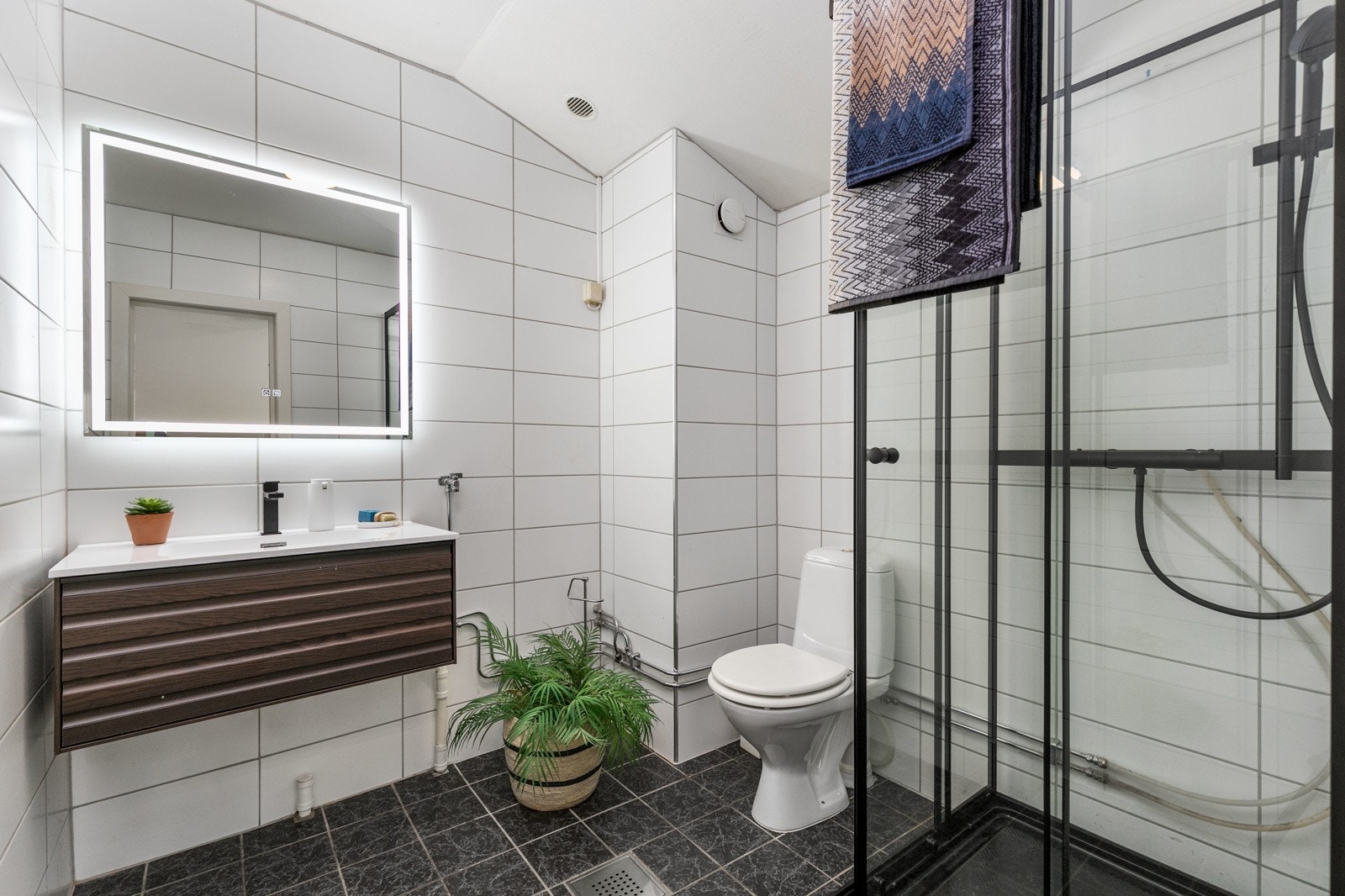 Badet har blitt oppgradert i 2025 og fremstår som et moderne bad med dusj, klosett, servant og innredning. Galleribilde