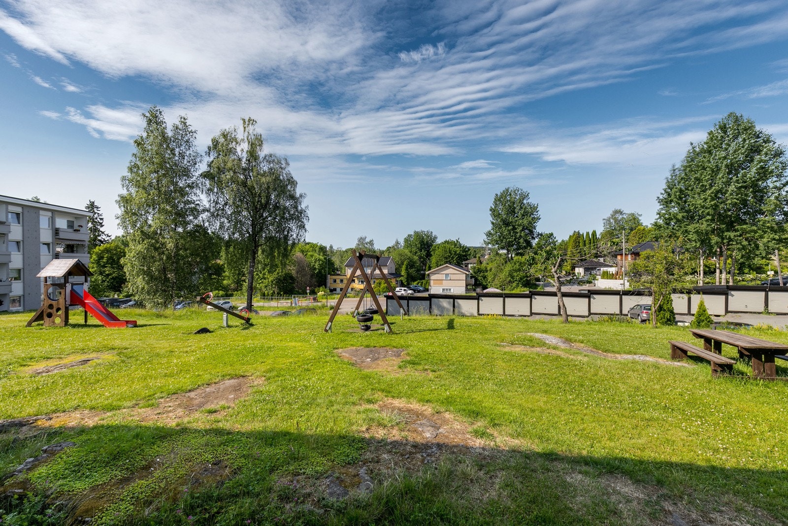Det er flere sittegrupper og pent opparbeidede soner på tomten. Galleribilde