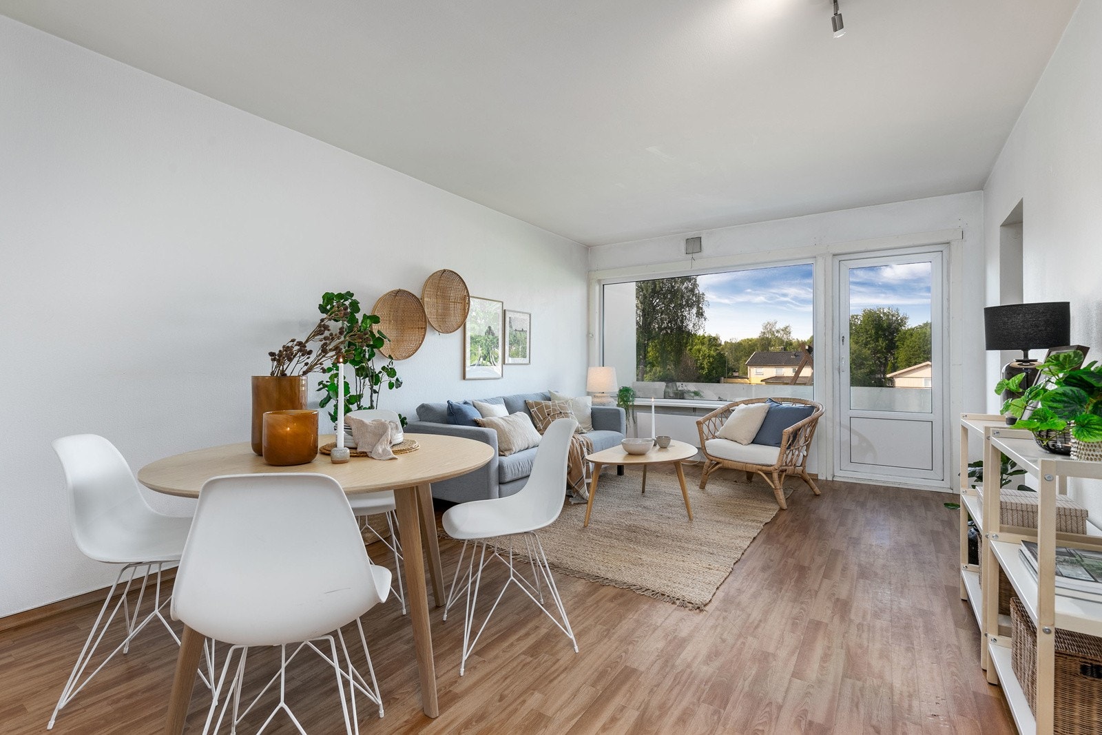 Det er god plass til en stor spisestue i tillegg til sofagruppe. Her kan du dekke opp til langbord. Galleribilde