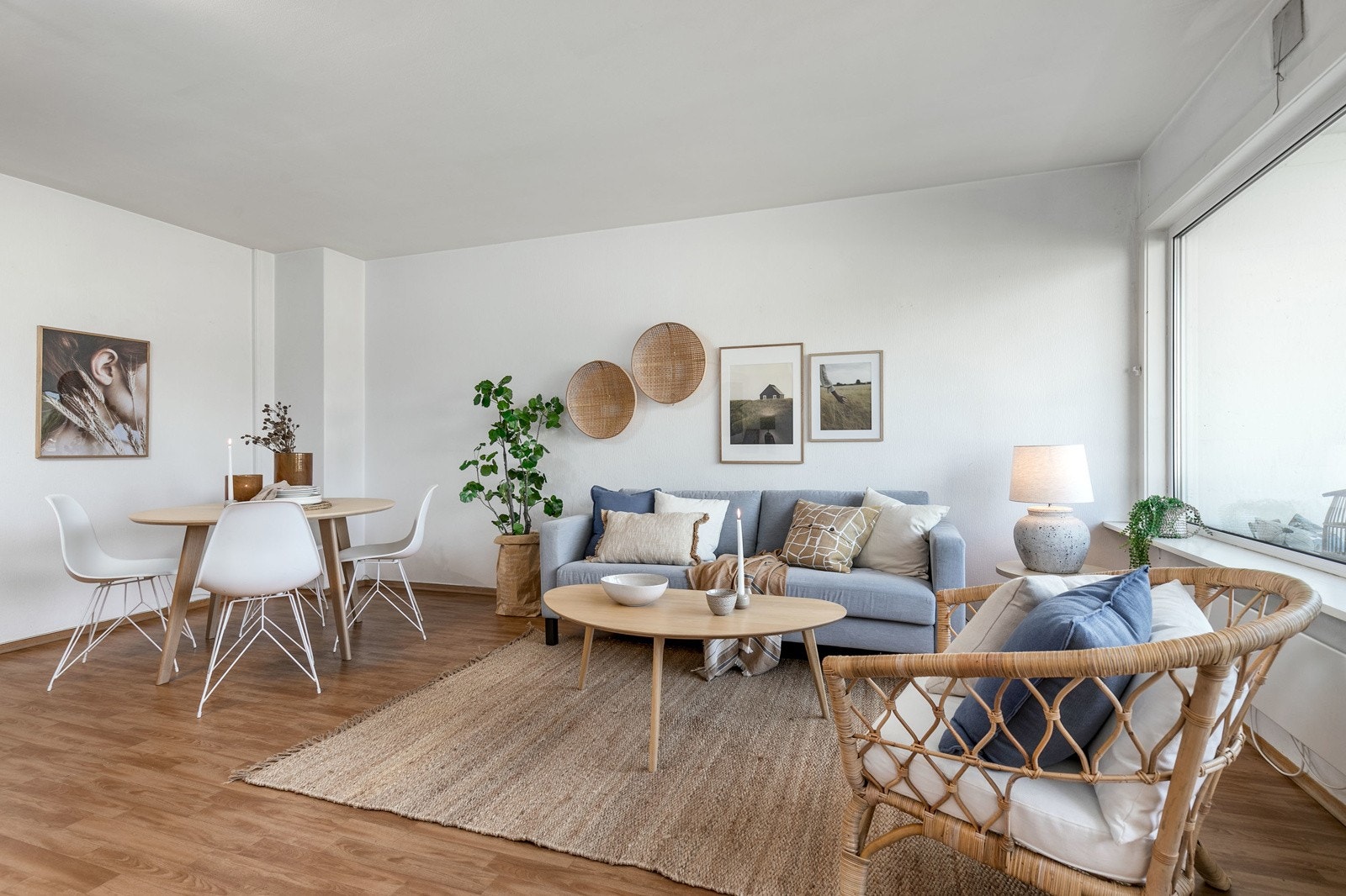 Leiligheten har en svært god planløsning. Stuen er stor og med de store vindusflatene mot balkongen oppleves rommet som luftig og åpent. Galleribilde