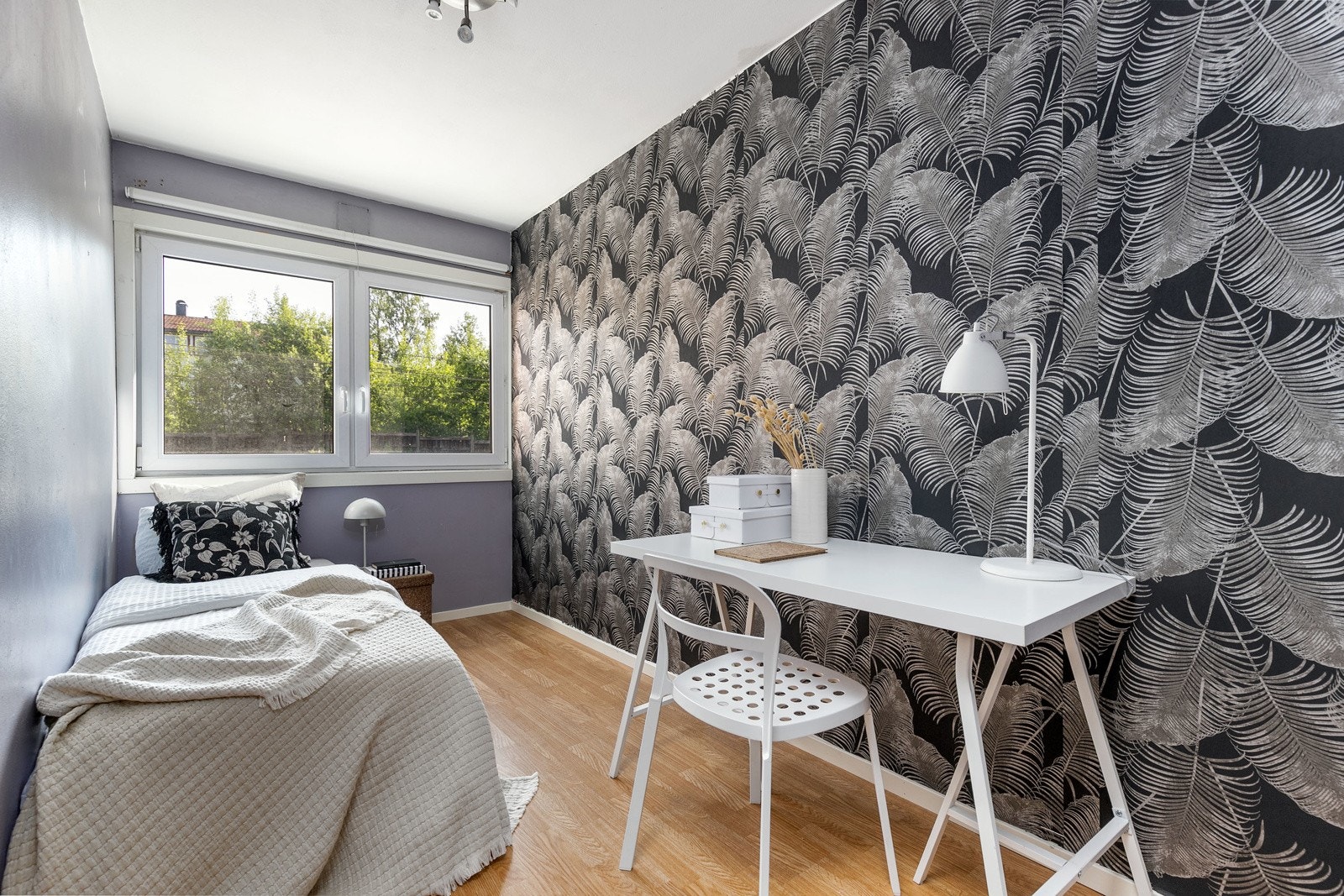 Soverom 2 med plass til seng, skrivebord og garderobeløsning. Galleribilde