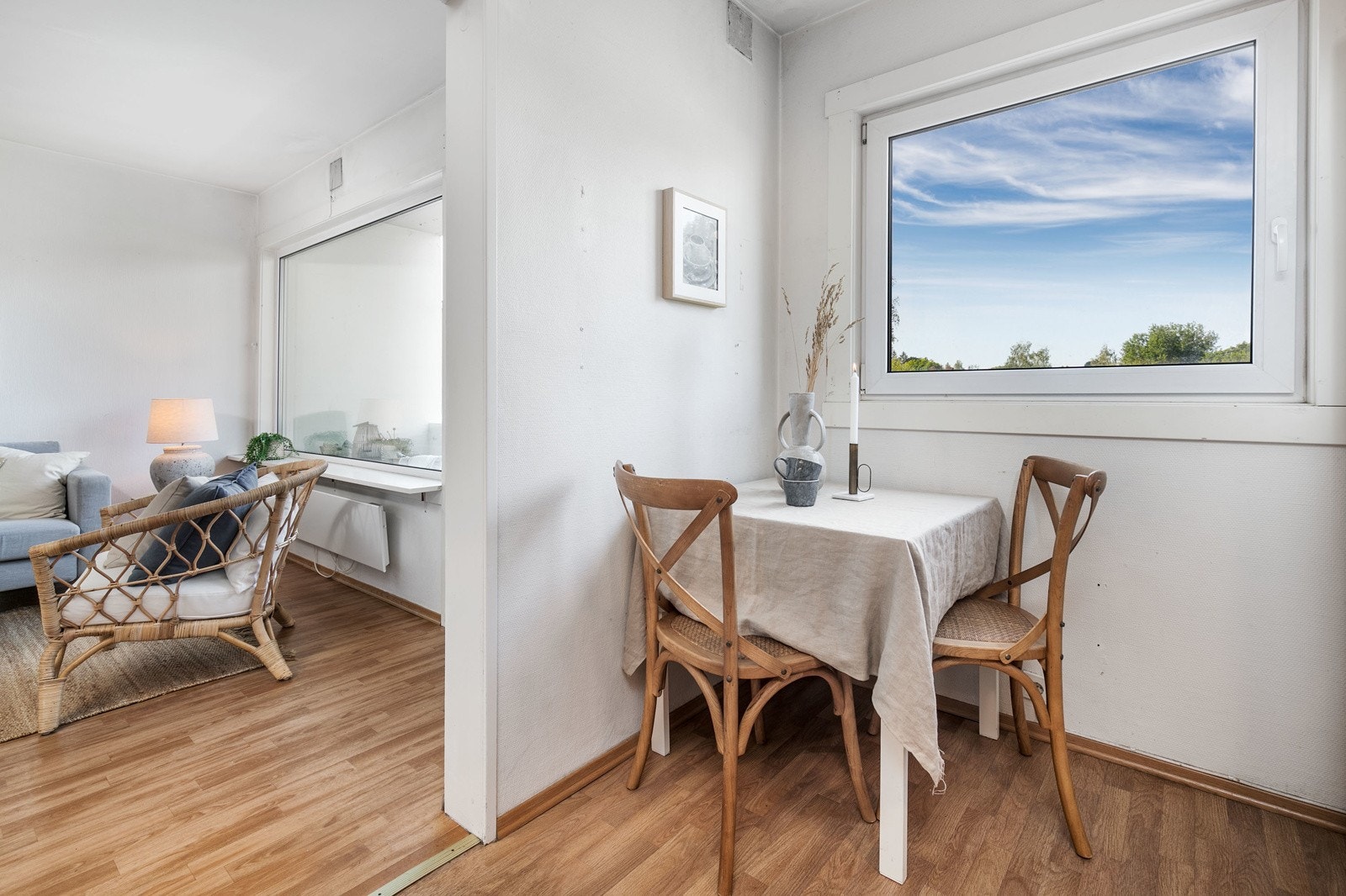 Kjøkkenet har en krok til spisebord. Galleribilde