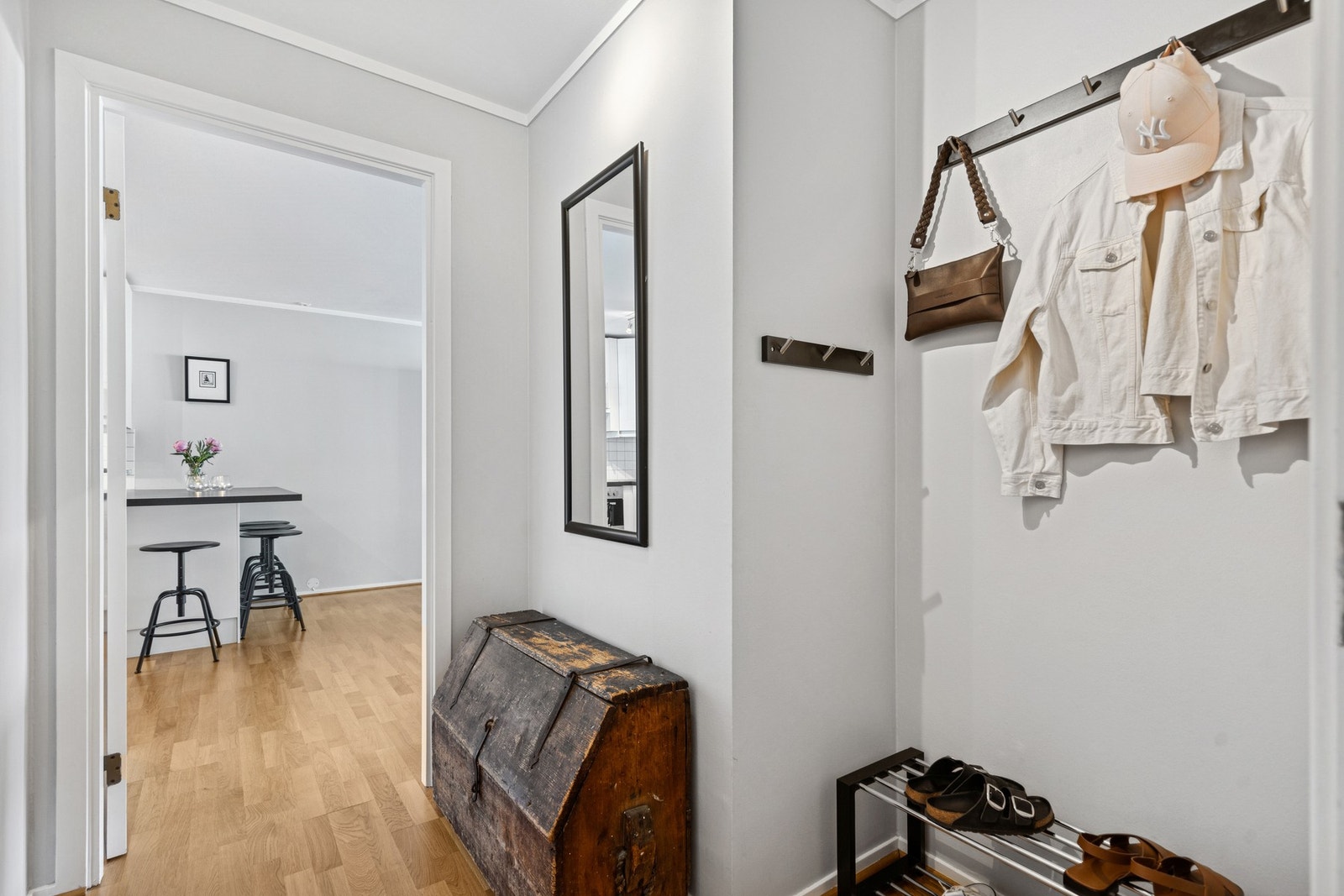 I entrèen er det fin plass til sko og yttertøy. Galleribilde
