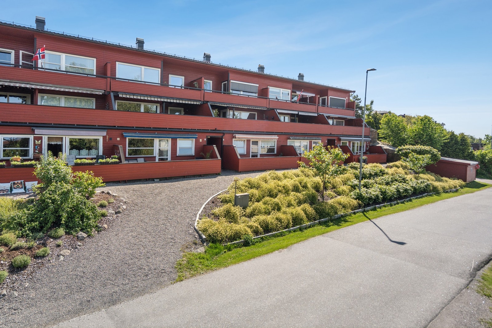 Her bor man i et rolig, men sentralt område, like ved buss og dagligvare. Det er kort vei til både sjøen og fine turmuligheter. Galleribilde