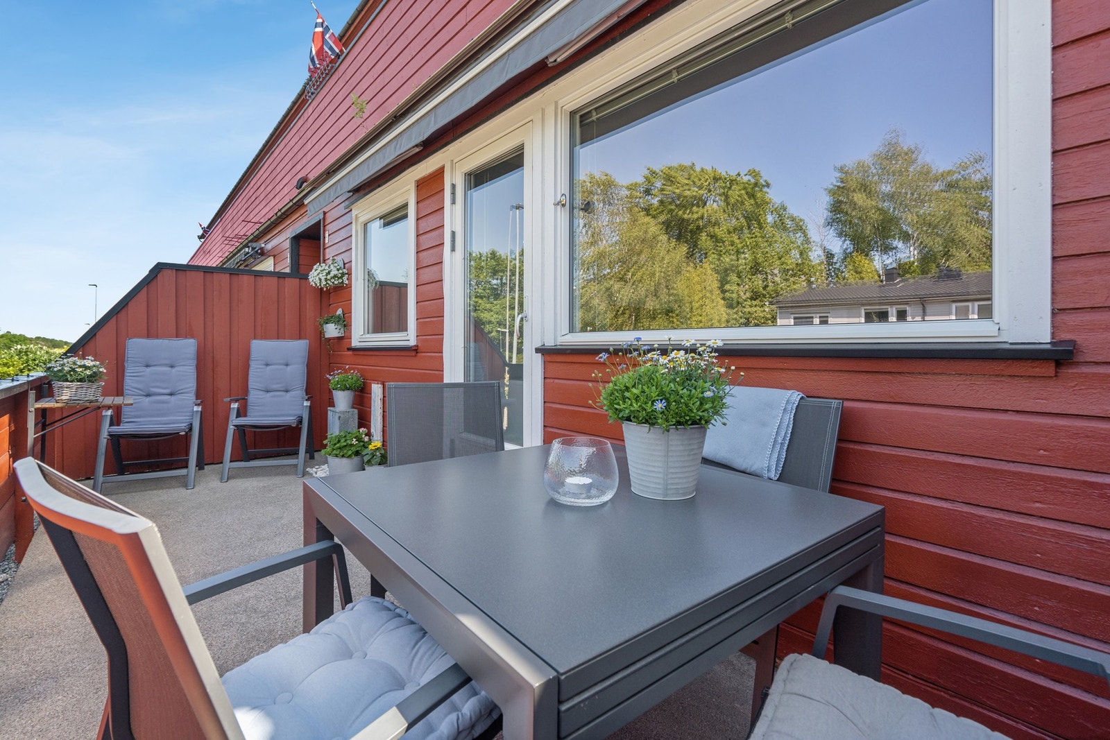 Det er levegg mot naboen/ inngangspartiet. Galleribilde