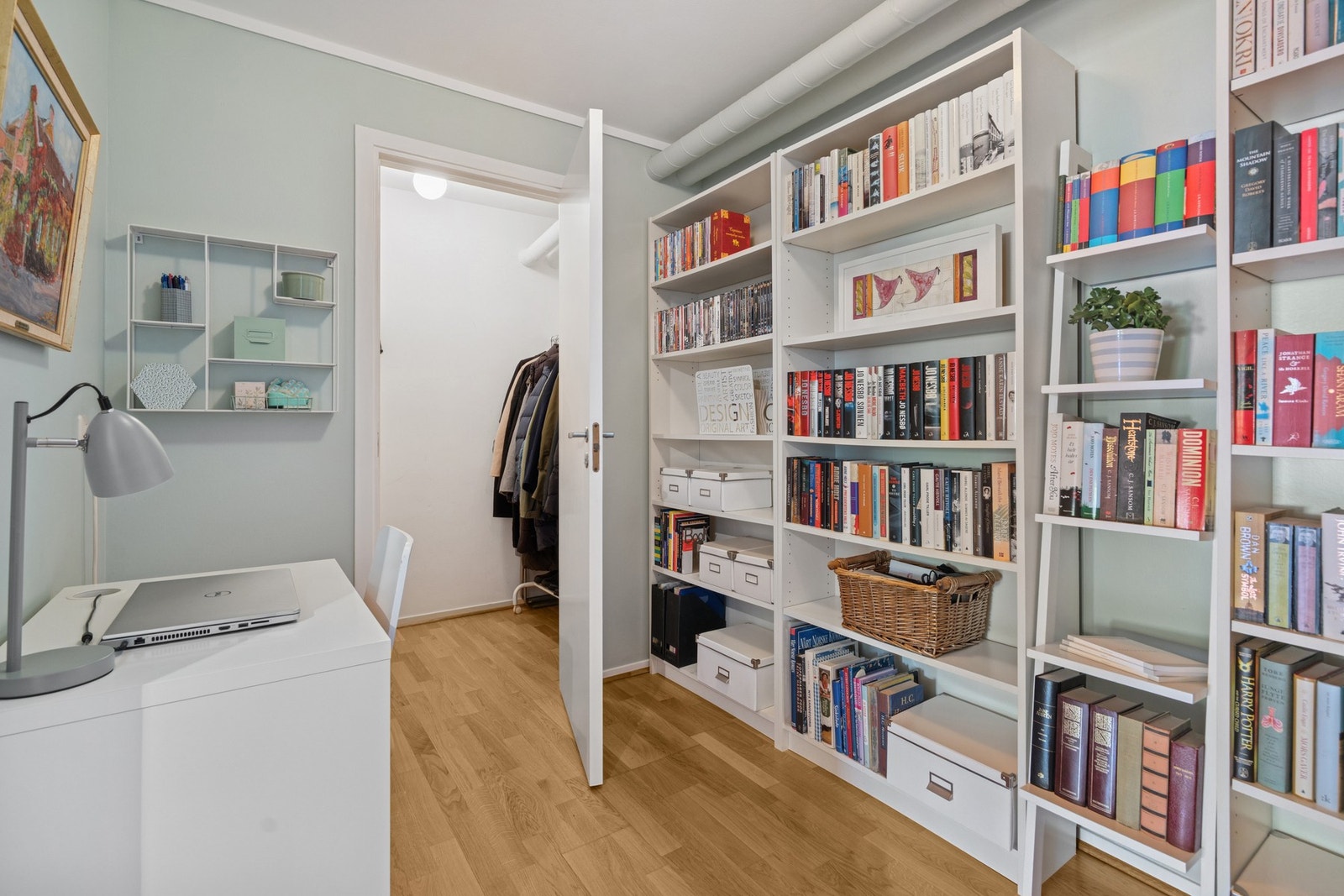 Den romslige gangen er innredet som kontor/ bibliotek. Galleribilde