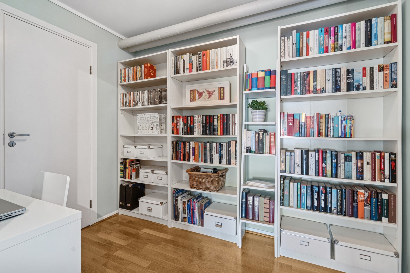Den romslige gangen er innredet som kontor/ bibliotek. Galleribilde