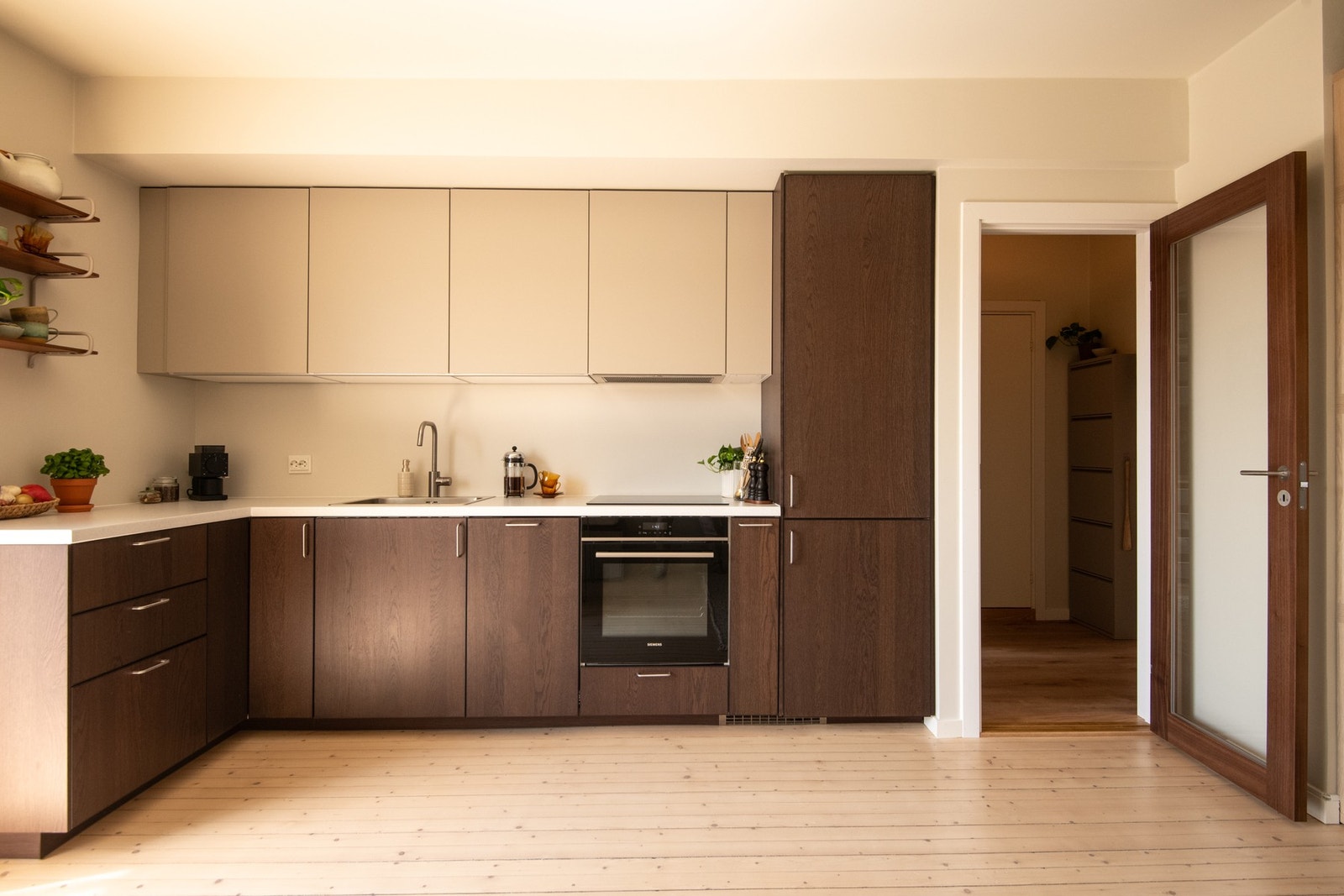 Lekkert og moderne kjøkken fra 2025 med en gjennomført og stilren utforming. Galleribilde