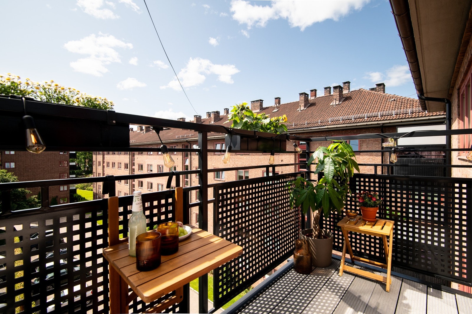 Solrik og skjermet balkong på ca. 4m² med sol store deler av dagen (midtsommers). Galleribilde