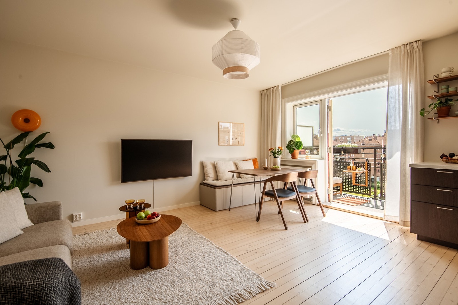 Planløsningen gir gode muligheter for møblering i ulike soner, med en naturlig plassering for spisebord ved vinduet. Galleribilde