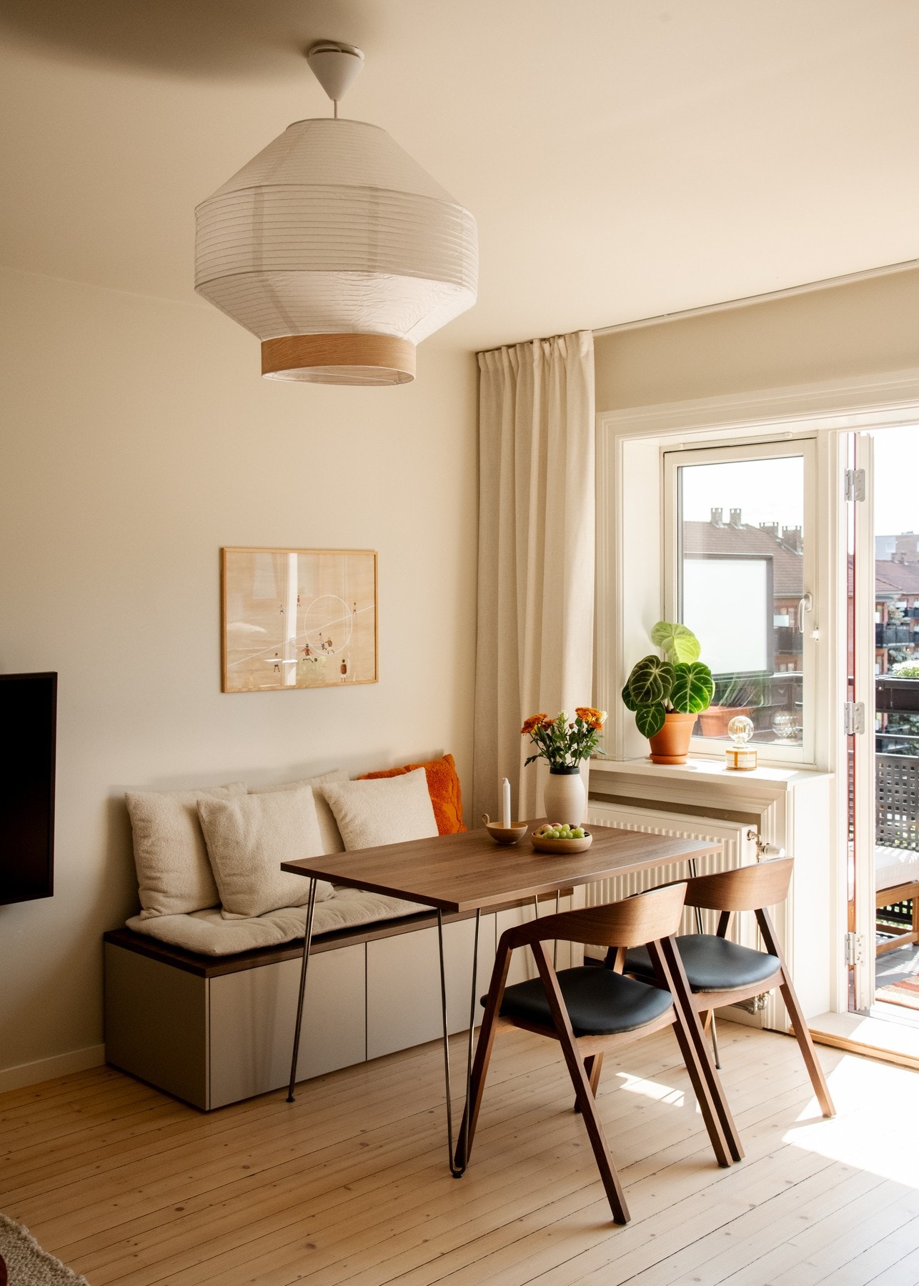 Stuen fremstår som lys og innbydende, med en gjennomgående behagelig atmosfære. Galleribilde