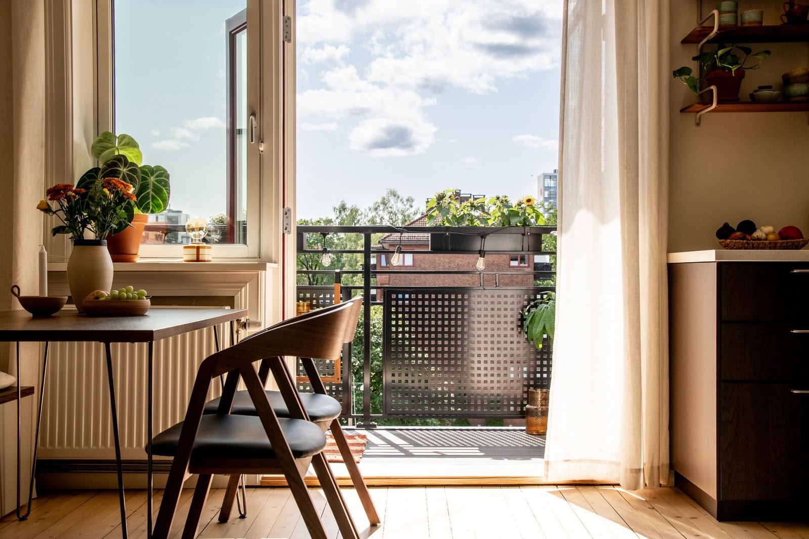 Store doble fløydører åpner opp mot balkongen og slipper rikelig med dagslys inn i rommet. Galleribilde