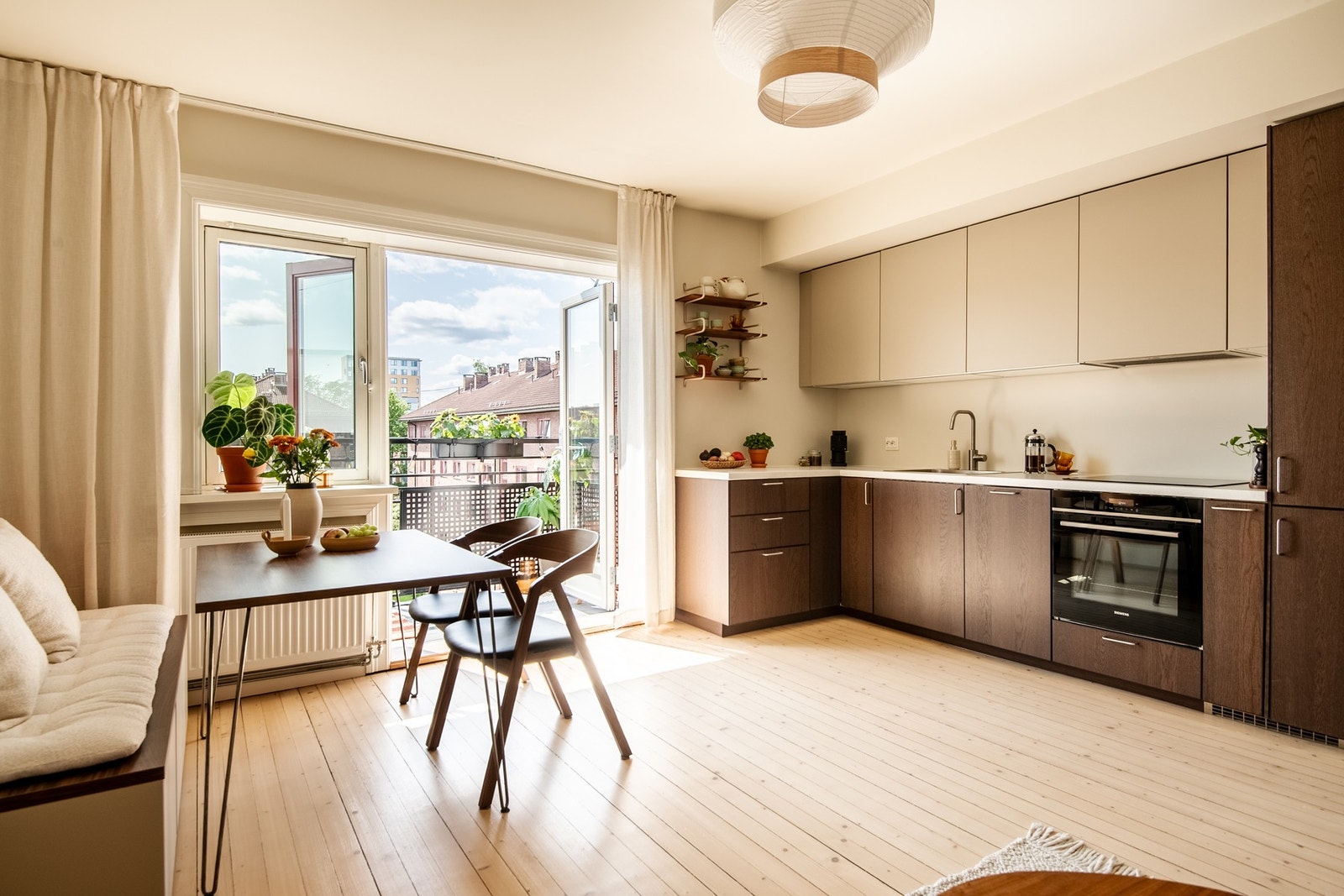 Dette er en svært tiltalende leilighet beliggende i 5. etasje med sydvendt balkong. Galleribilde