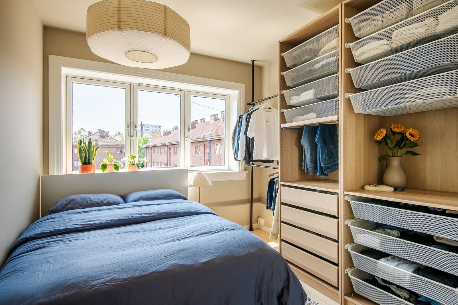 Soverommet er romslig og har en behagelig atmosfære med gode møbleringsmuligheter. Galleribilde