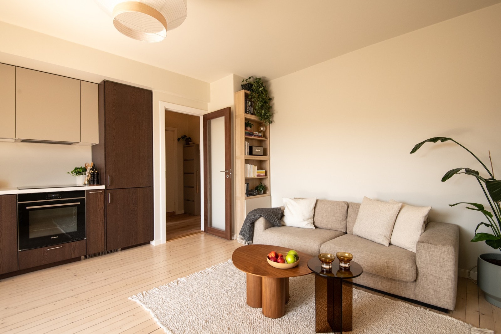 Døren mellom gang og stue er utført i samme treslag og stil som kjøkkeninnredningen, noe som gir en gjennomført helhet i interiøret. Galleribilde