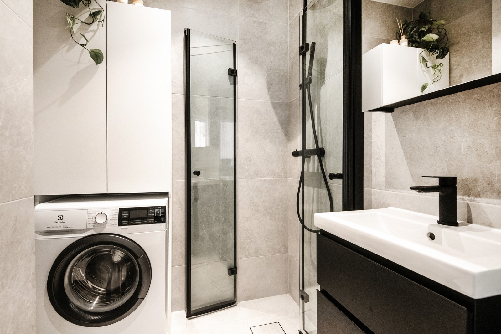 Baderommet er fra 2020 (dokumentasjon foreligger) og fremstår i dag som et delikat bad. Galleribilde