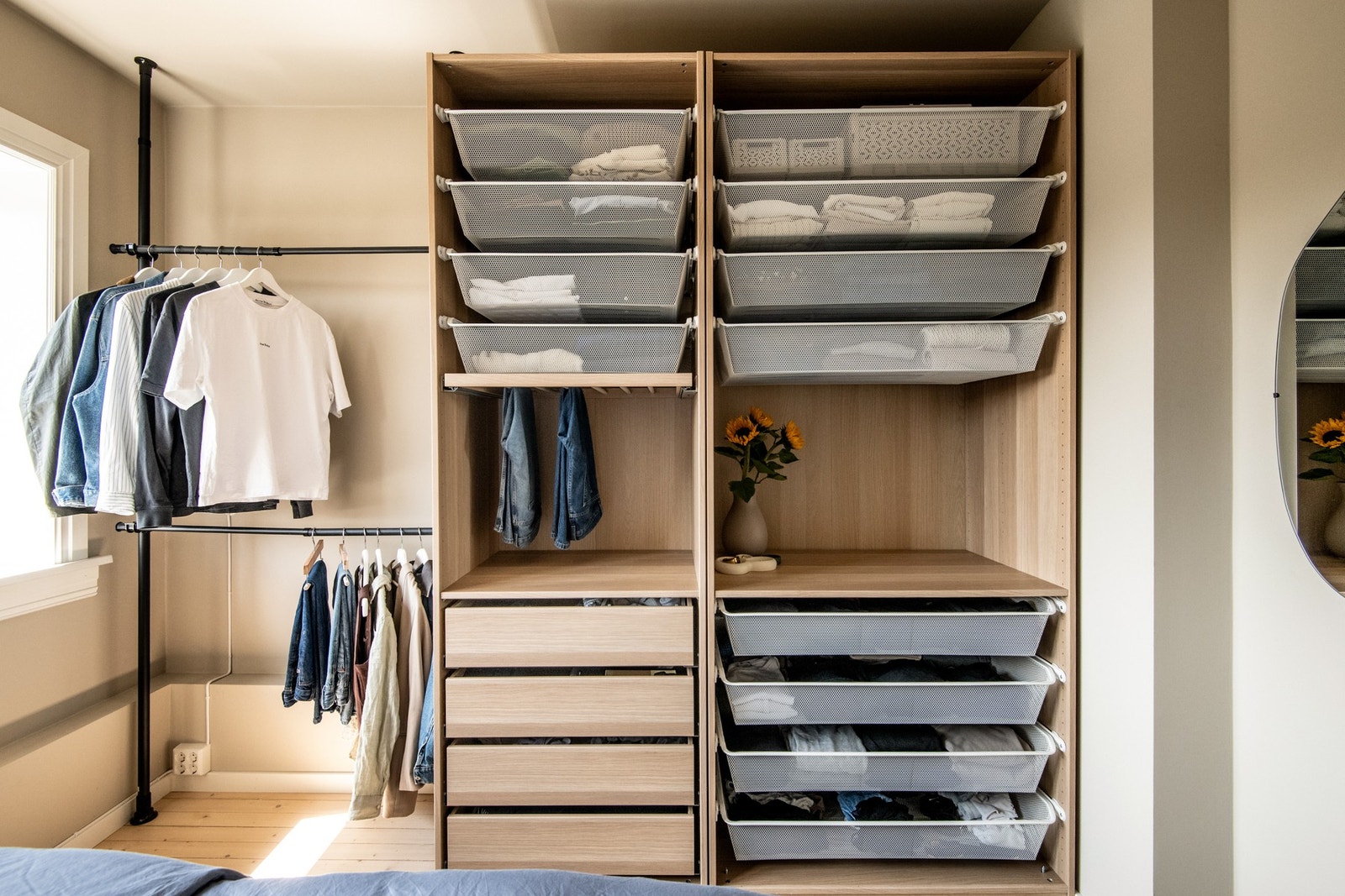 Romslig PAX-garderobe som gir rikelig med oppbevaringsplass og bidrar til en ryddig og funksjonell hverdag. Galleribilde