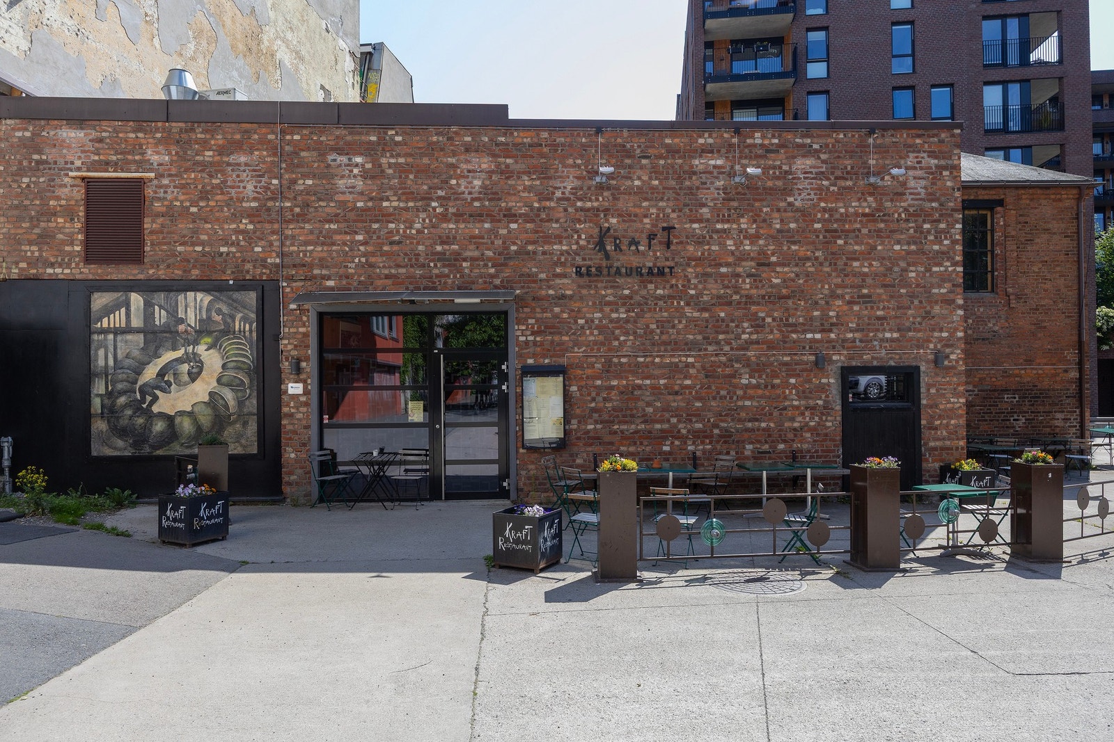 Rett over gaten fra leiligheten ligger Kraft restaurant, hvor du kan nyte et godt måltid i hyggelig selskap. Galleribilde
