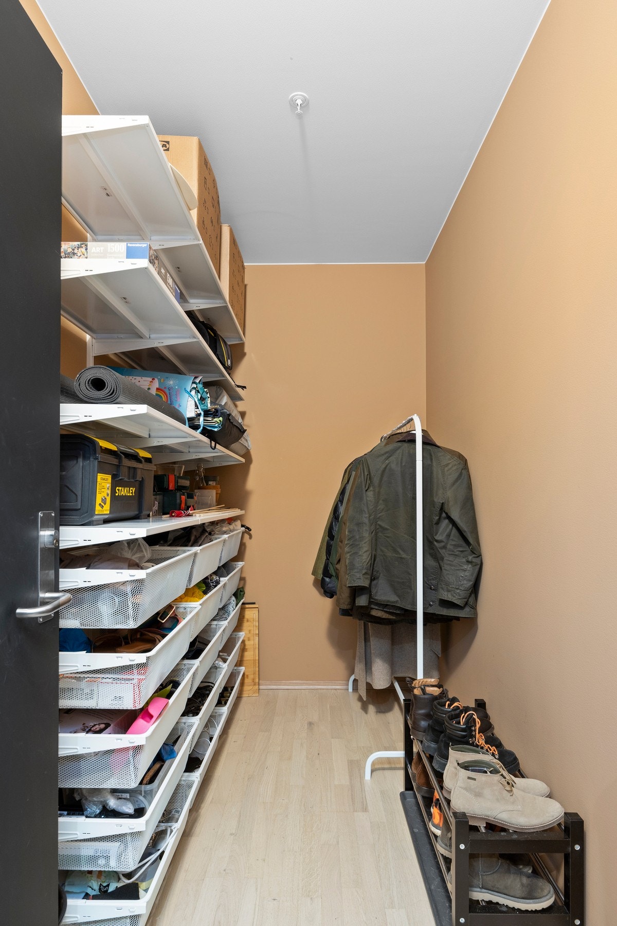 Romslig bod som gir god plass til oppbevaring av eiendeler. Galleribilde