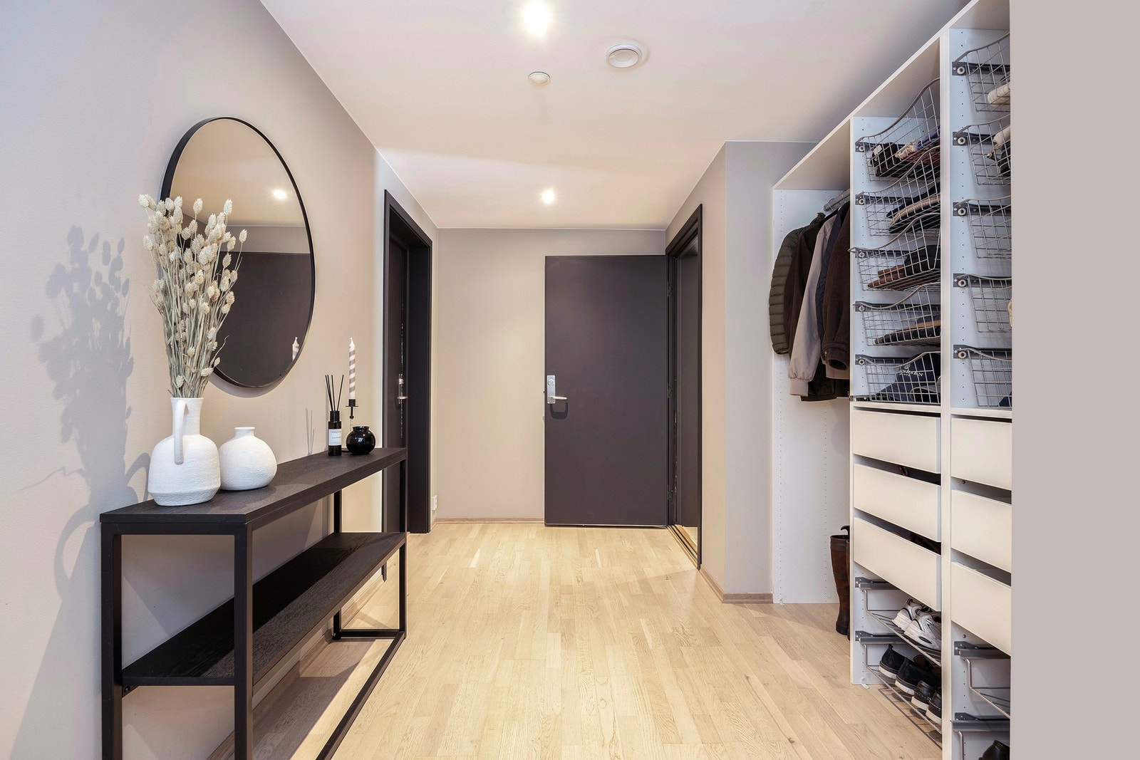 Entréen er utstyrt med et romslig garderobeskap som gjør det enkelt å oppbevare ytterklær. Galleribilde