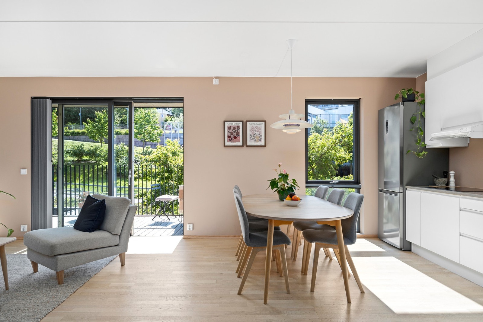 Store vindusflate sørger for godt med lysinnslipp. Galleribilde