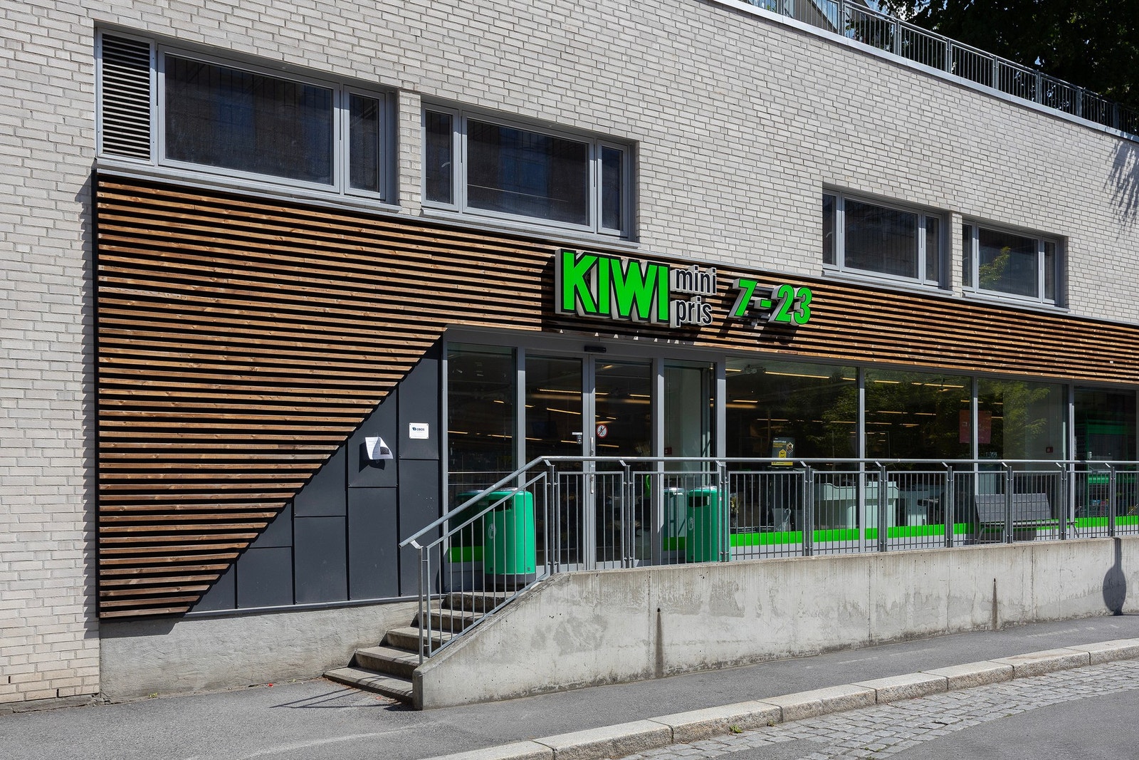 Med Kiwi kun 160 meter fra leiligheten, har du dagligvarehandelen like i nærheten. Videre åpner det også en Coop Extra snart med kort distanse fra leiligheten. Galleribilde