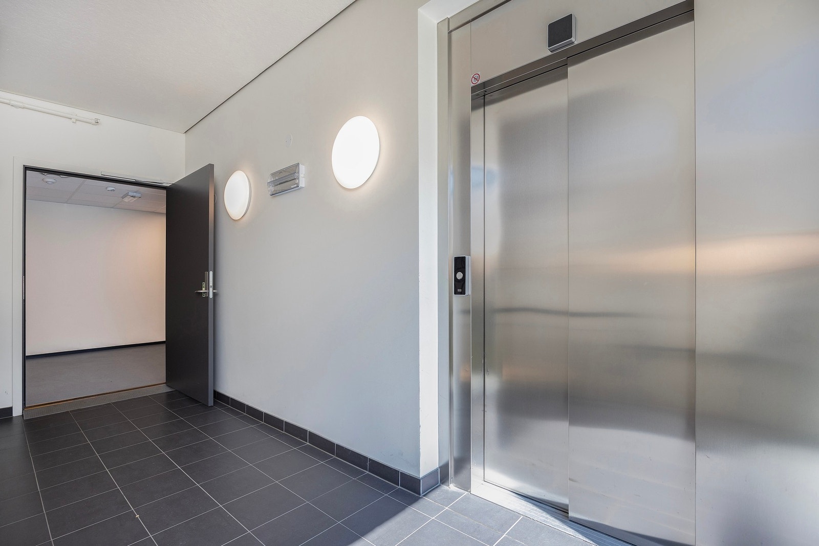 Heis i borettslaget som enkelt tar deg opp til takterrasen og Galleribilde