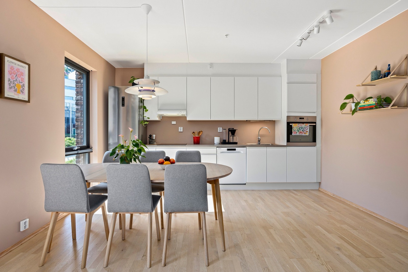 Den åpne planløsningen gir mulighet for en romslig spiseplass. Galleribilde