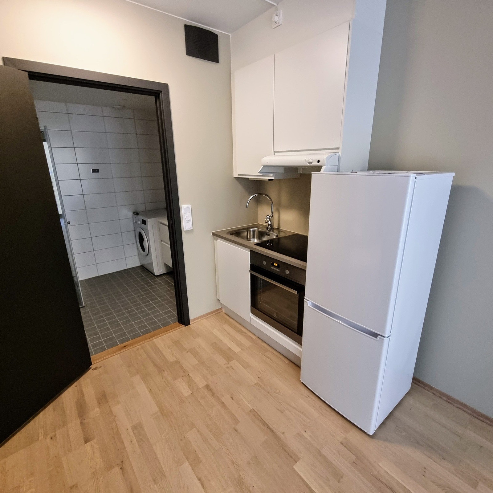 Kjøkkenet har både over- og underskap. Galleribilde