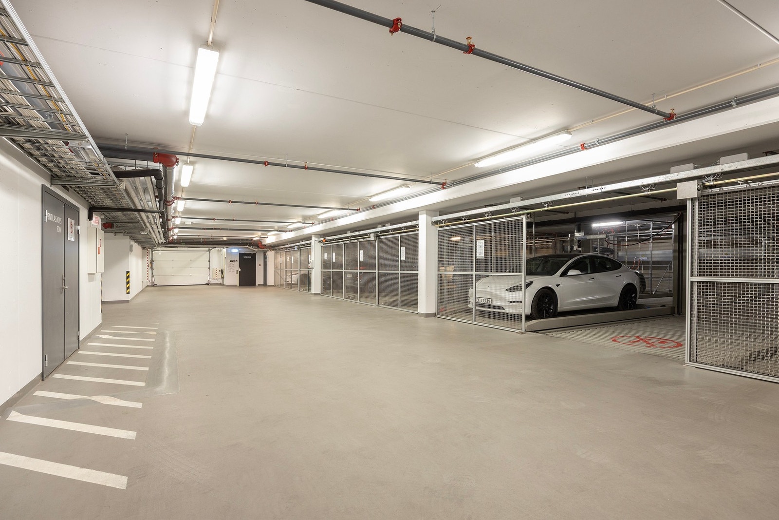 Leiligheten disponerer garasjeplass med semiautomatisk parkeringssystem. Galleribilde