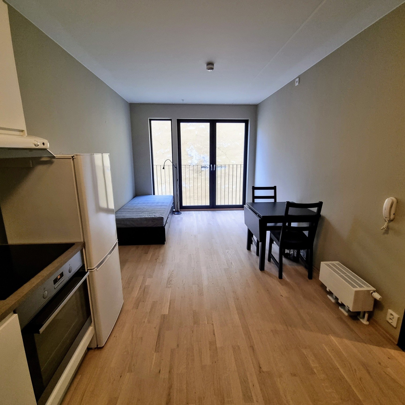 Hybelens kjøkken er fra 2019 - praktisk og moderne, tilpasset et effektivt hybelliv Galleribilde