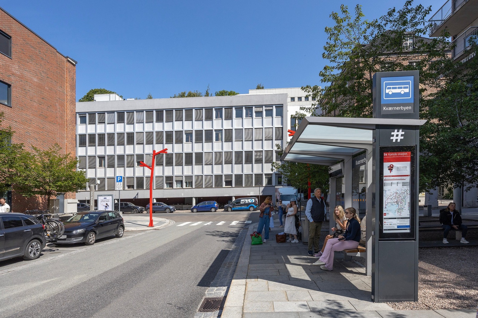 Kværnerbyen bussholdeplass ligger kun 240 meter fra leiligheten, og bussen bruker rundt 10 minutter til Jernbanetorget. Galleribilde