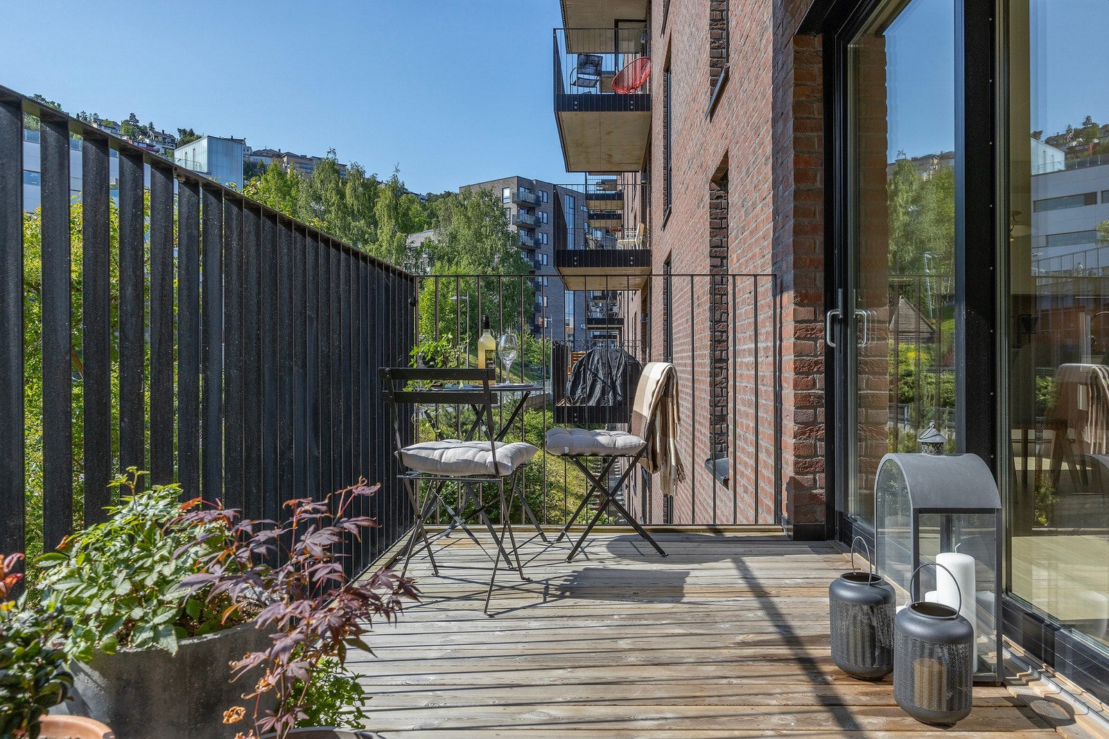 Balkongen er romslig med plass til utemøbler. Galleribilde