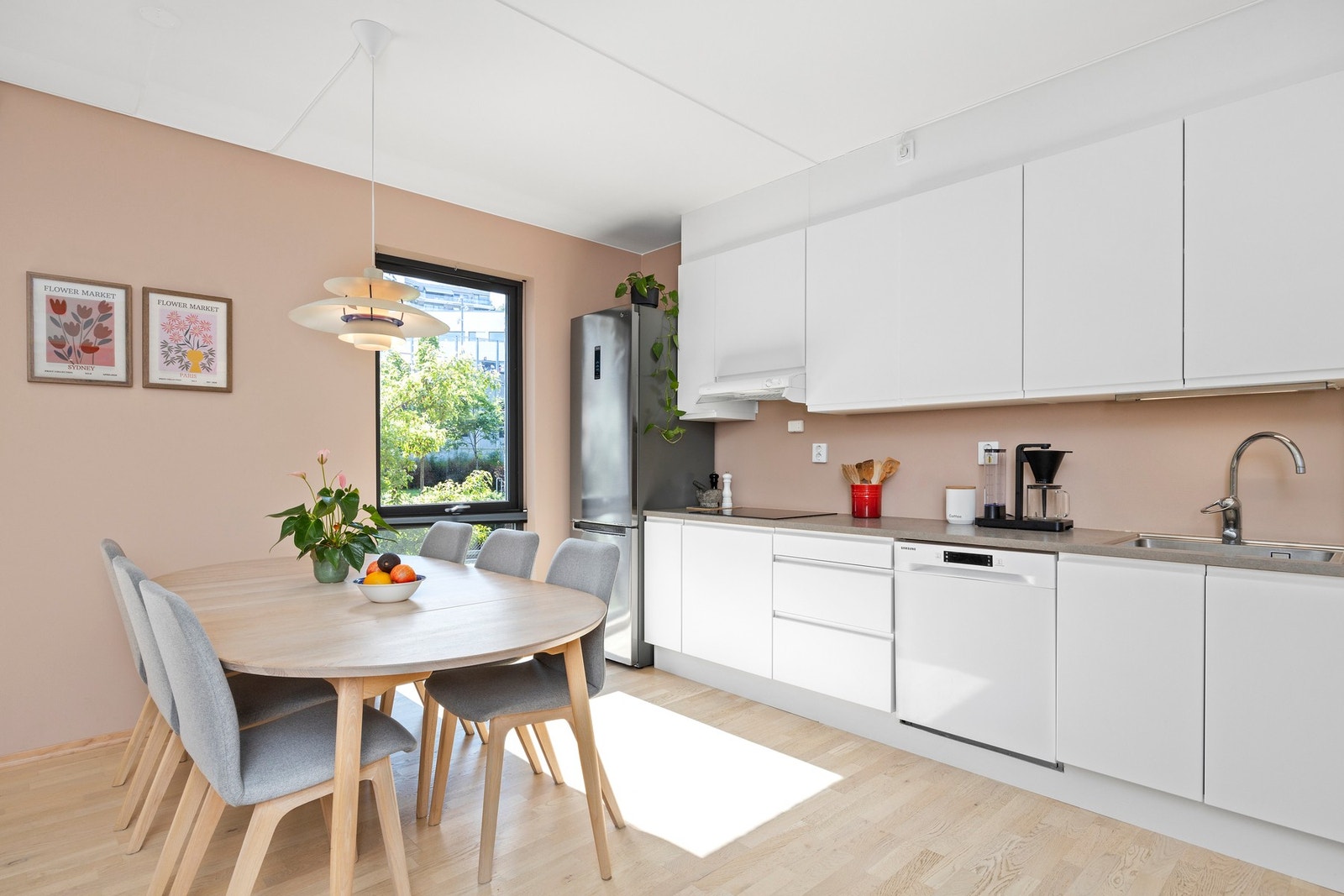 Leiligheten har kjøkken med åpen løsning mot stue. Galleribilde