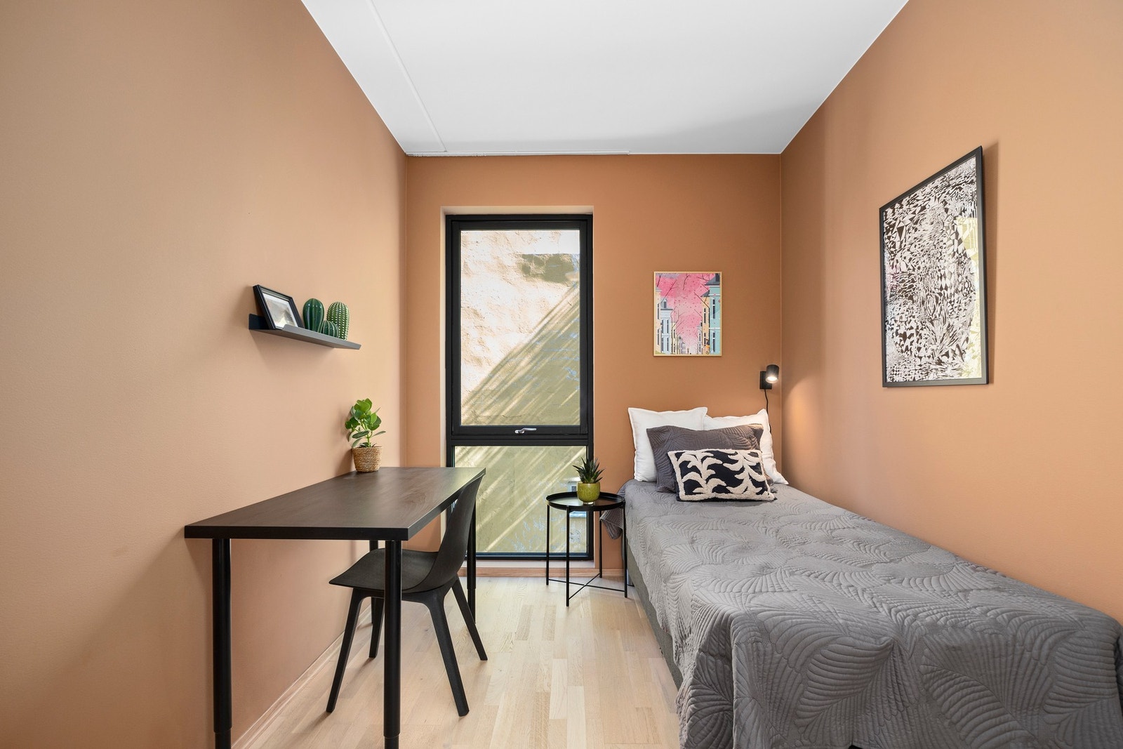 Soverom 2 er også av god størrelse med god plass til seng, nattbord, skrivebord og garderobeløsning. Galleribilde